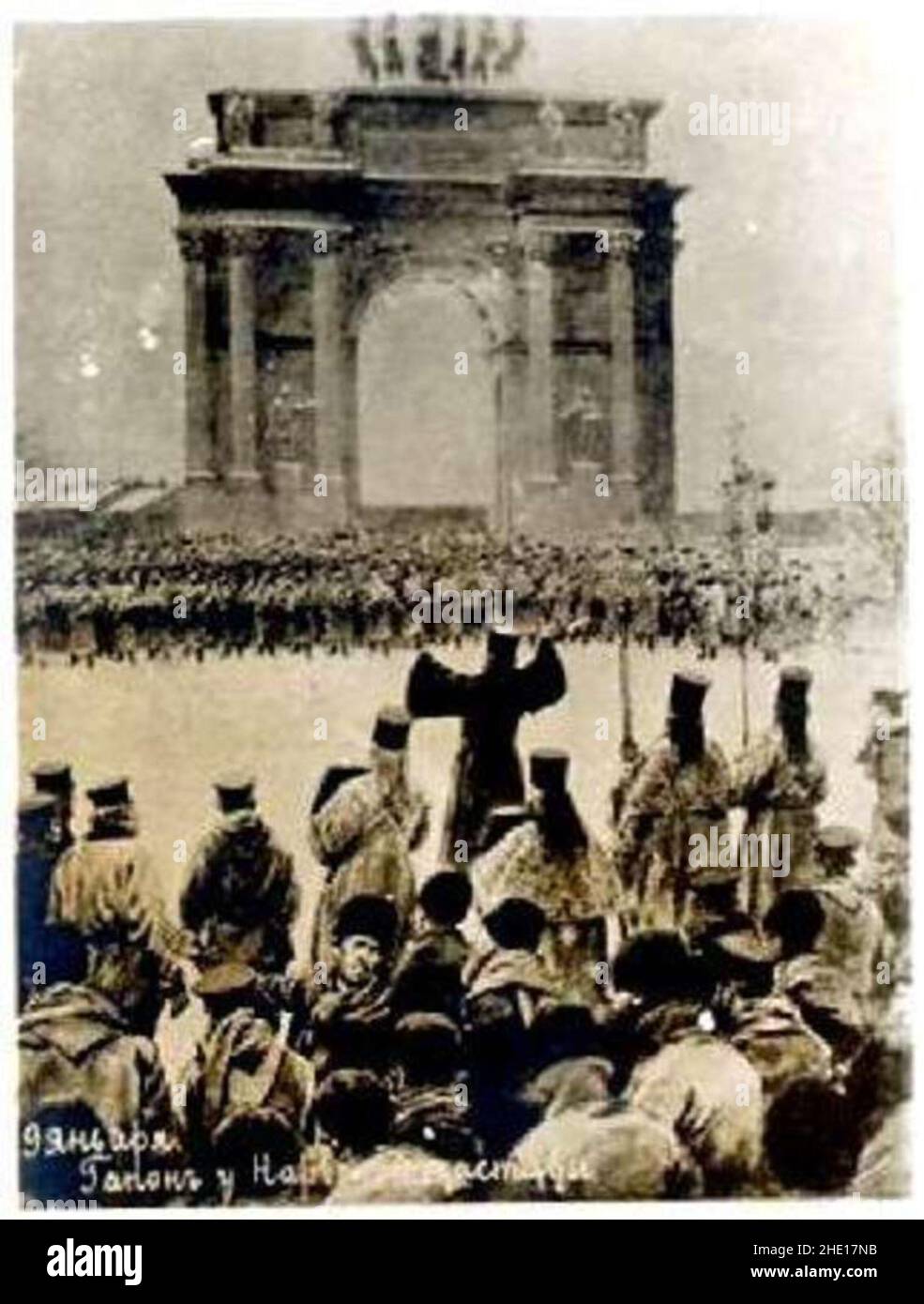 Des troupes face à des manifestants civils dirigés par le Père Gapon à la porte de Narva pendant la répression du soulèvement en 1905.Le 22 janvier 1905, des milliers de manifestants ont défilé sur le Palais d'hiver pour exprimer leurs griefs contre les conditions de travail.Ils ont été accueillis par l'armée et la manifestation a été arrêtée, avec la perte d'environ 200 morts.Cette image est une photo d'un film 1925. Banque D'Images