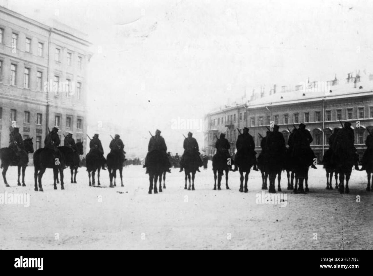 Troupes montées face aux manifestants civils pendant la répression du soulèvement de 1905.Le 22 janvier 1905, des milliers de manifestants ont défilé sur le Palais d'hiver pour exprimer leurs griefs contre les conditions de travail.Ils ont été accueillis par l'armée et la manifestation a été arrêtée, avec la perte d'environ 200 morts. Banque D'Images