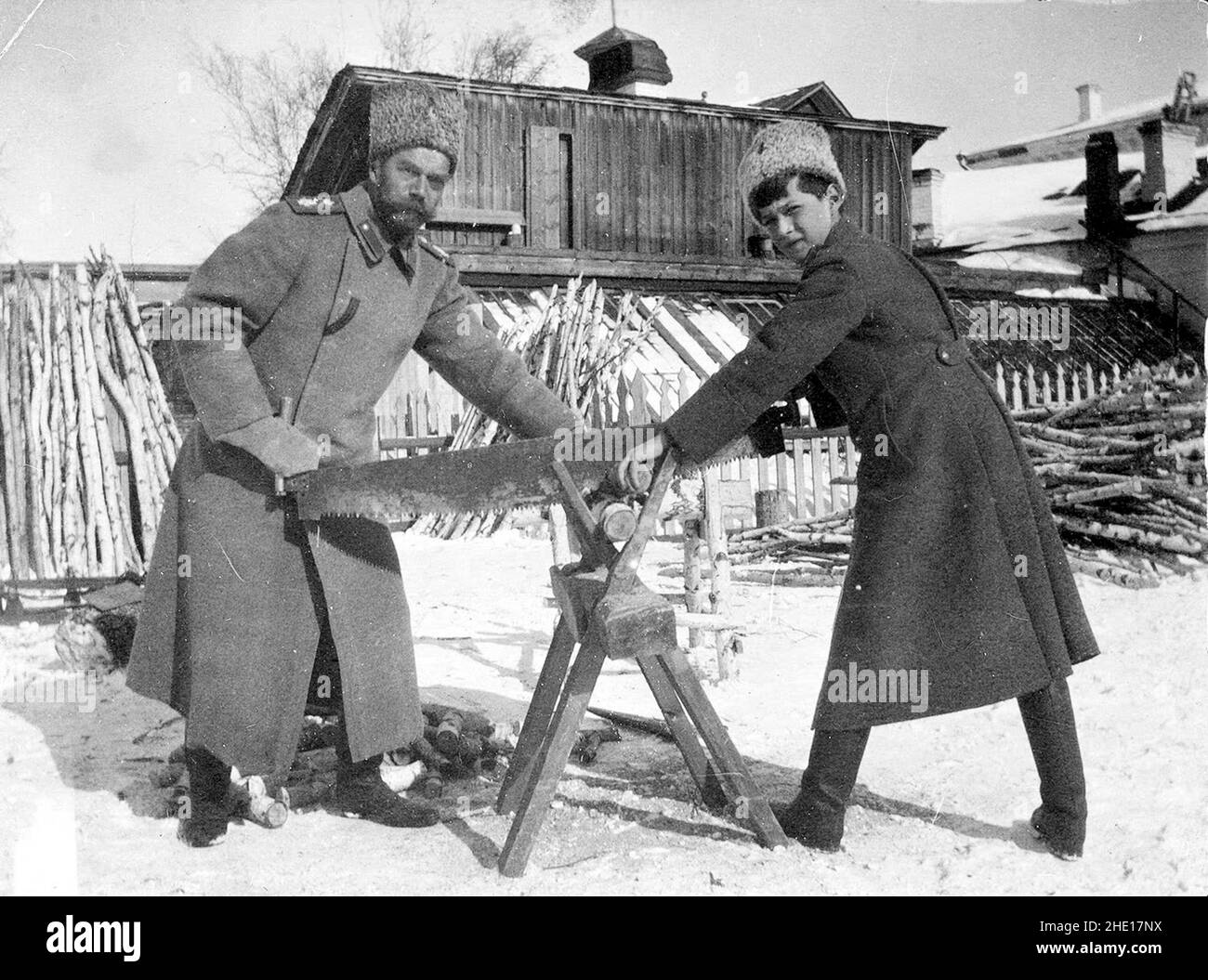 Le tsar Nicholas II et son fils Alexei scient des grumes ensemble alors qu'ils sont en exil au palais Alexandre (Tsarskoye Selo) près de Tobolsk avant d'être transférés à Ekatrinberg (Sverdlovsk) pour leur emprisonnement et leur exécution finale. Banque D'Images