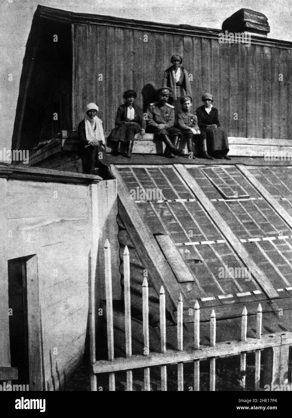 Le tsar Nicholas II et ses enfants assis sur le toit d'un conservatoire alors qu'ils sont en exil au palais Alexandre (Tsarskoye Selo) près de Topolsk avant d'être transférés à Ekatrinberg (Sverdlovsk) pour leur emprisonnement et leur exécution finale. Banque D'Images