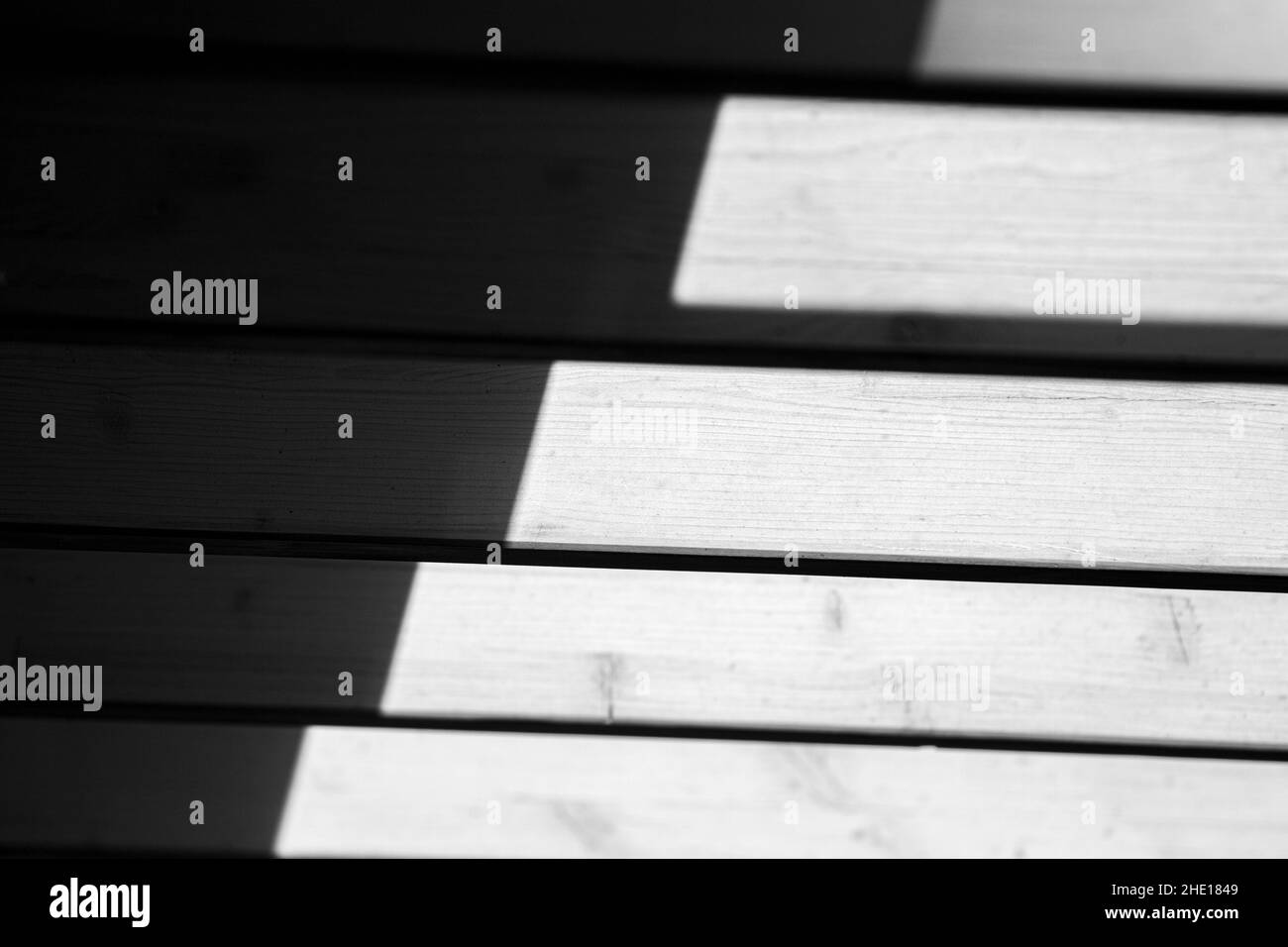 Gros plan en niveaux de gris de la lumière et de l'ombre sur les escaliers avec un motif Banque D'Images