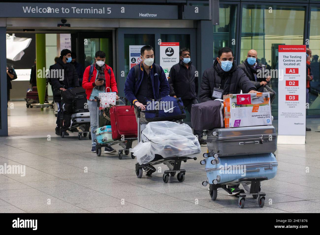 (220108) -- LONDRES, le 8 janvier 2022 (Xinhua) -- les passagers quittent le terminal 5 de l'aéroport de Heathrow à Londres, en Grande-Bretagne, le 7 janvier 2022.Plus tôt mercredi, le Premier ministre britannique Boris Johnson a dirigé une réunion du cabinet où il a recommandé de respecter le Plan B de l'Angleterre, qui inclut des conseils de travail à domicile et des masques faciaux obligatoires dans la plupart des salles publiques intérieures.Il a également été annoncé que les tests avant le départ ne sont plus nécessaires pour les voyageurs qui retournent en Grande-Bretagne.Selon les nouvelles mesures, les arrivées n'ont pas à isoler jusqu'à ce qu'elles obtiennent un test PCR négatif, mais doivent plutôt prendre un plus tard Banque D'Images