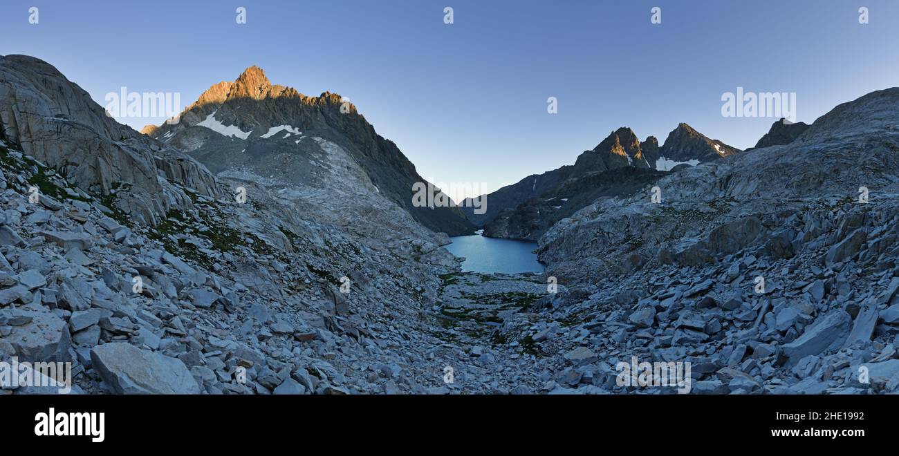 panorama dans le bassin Ionien dans le parc national de Kings Canyon avec Charybdis les trois montagnes Sirens et Scylla et le lac Chasm Banque D'Images