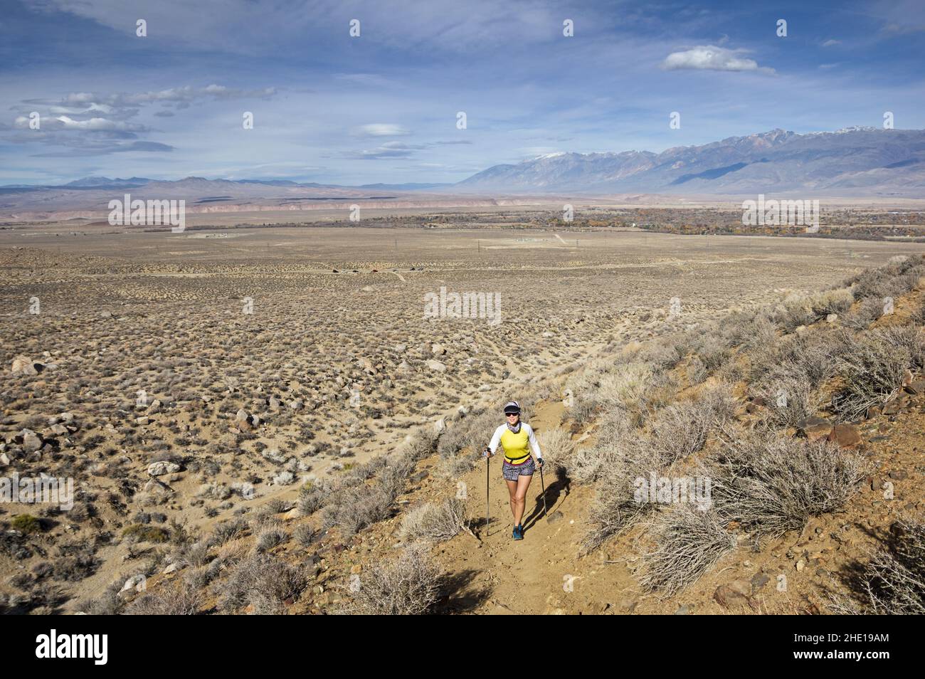 Femme en randonnée sur une colline à l'extérieur de Bishop California dans la vallée d'Owens Banque D'Images