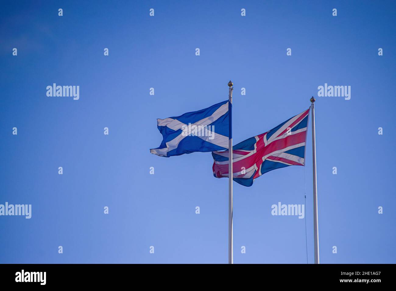 Londres, Royaume-Uni.07th janvier 2022.Le drapeau national de l'Écosse et le drapeau de l'Union Jack sont vus à Horse Guards Parade.(Photo de Vuk Valcic/SOPA Images/Sipa USA) crédit: SIPA USA/Alay Live News Banque D'Images