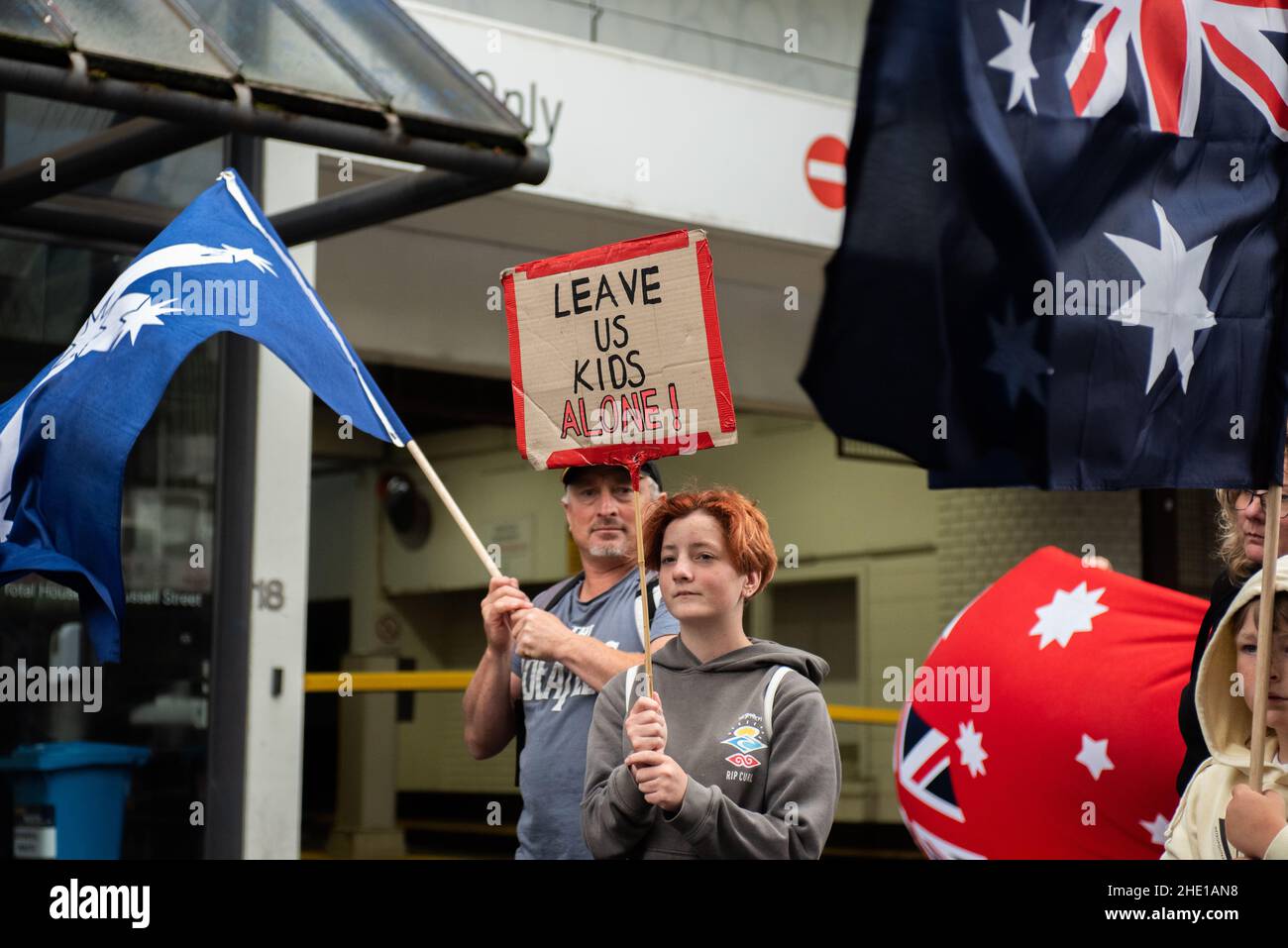 Melbourne, Australie.8th janvier 2022, Melbourne, Australie.Une jeune fille porte un panneau indiquant « Laissez-nous enfants seuls ! »lors d'un rassemblement anti-vax pour enfants.Credit: Jay Kogler/Alay Live News Banque D'Images