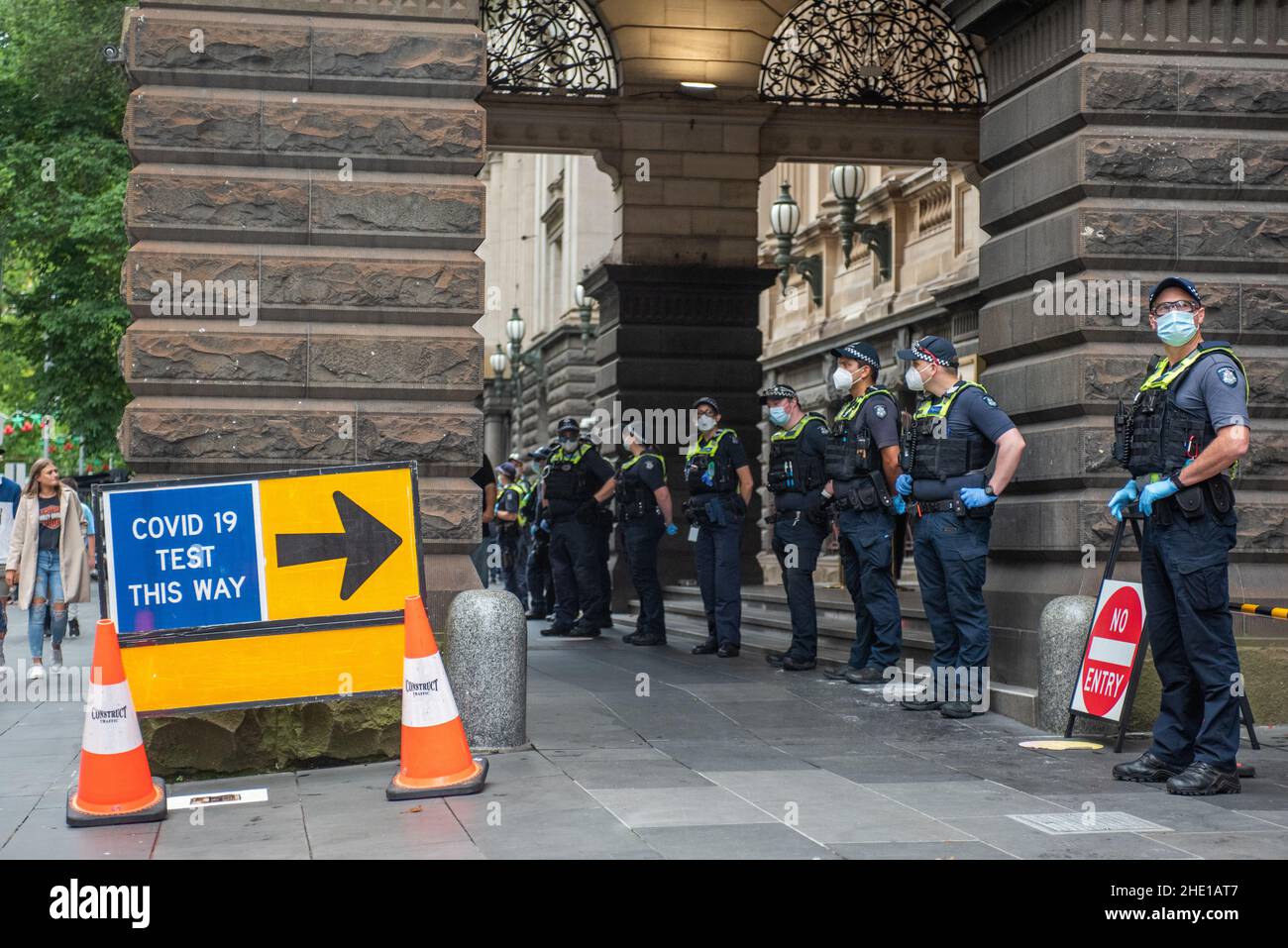 Melbourne, Australie.8th janvier 2022, Melbourne, Australie.La police tient un garde au site d'essai de la COVID à l'hôtel de ville de Melbourne pendant qu'un rassemblement anti-vax pour les enfants a lieu.Credit: Jay Kogler/Alay Live News Banque D'Images