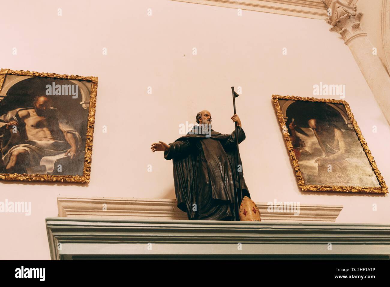 Sculpture d'un prêtre sur un stand dans le mur du temple Banque D'Images