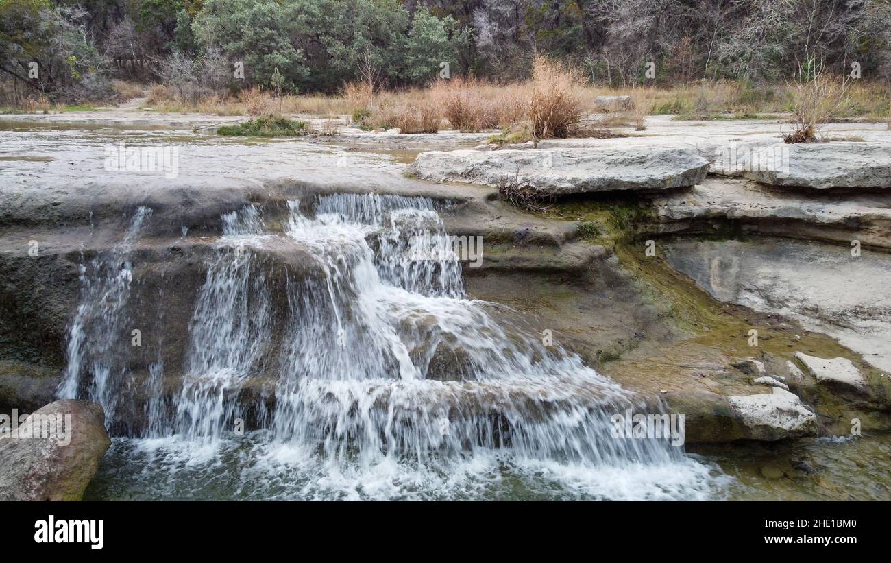 Austin, Texas, États-Unis.7 janvier 2022.Photos de drones de Sunrise à Bull Creek, Austin.Le premier vendredi de janvier a apporté le premier tempérament de congélation Banque D'Images