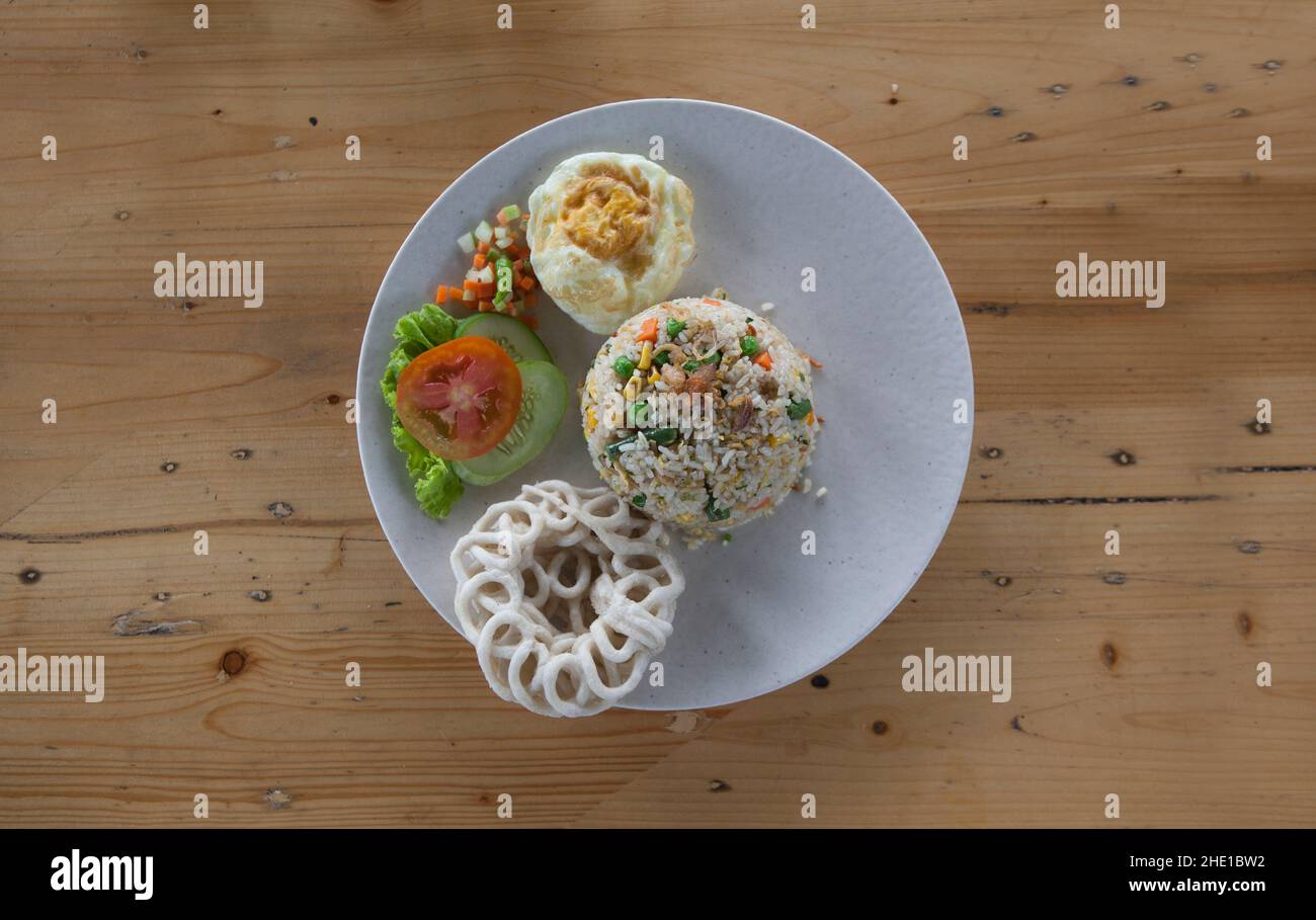 Riz frit avec œuf frit et craquelins.Vue de dessus Banque D'Images
