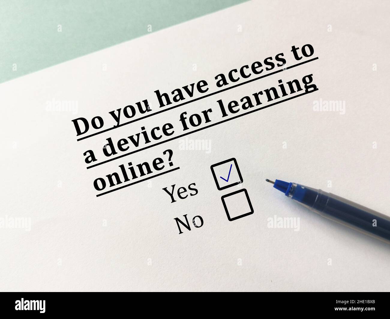 Une personne répond à une question sur l'apprentissage en ligne.La personne a accès à un appareil pour apprendre en ligne. Banque D'Images