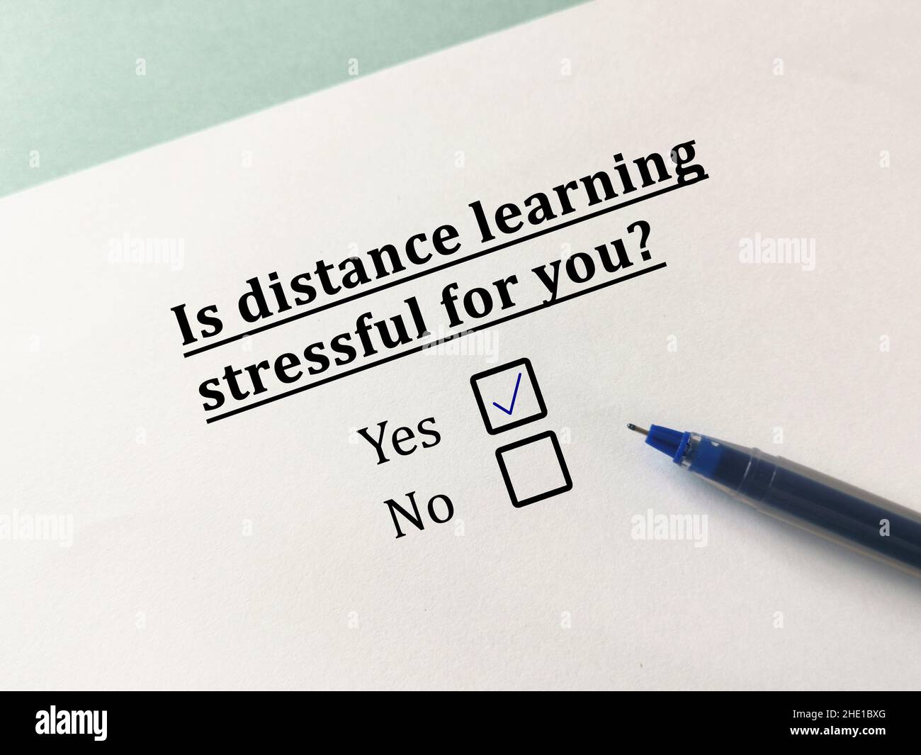 Une personne répond à une question sur l'apprentissage en ligne.La personne pense que l'apprentissage à distance est stressant. Banque D'Images