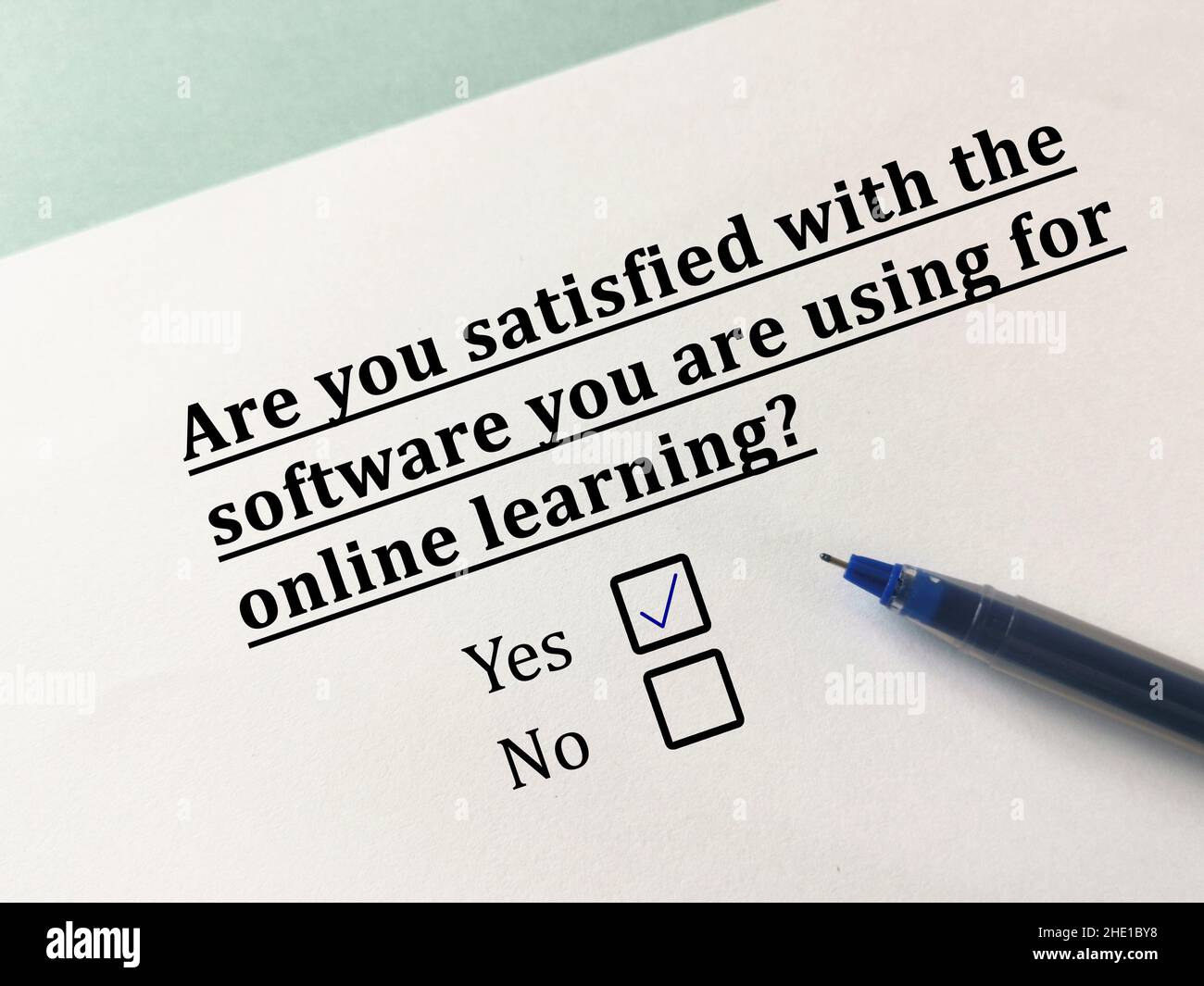 Une personne répond à une question sur l'apprentissage en ligne.La personne est satisfaite du logiciel qu'il utilise pour l'apprentissage en ligne. Banque D'Images