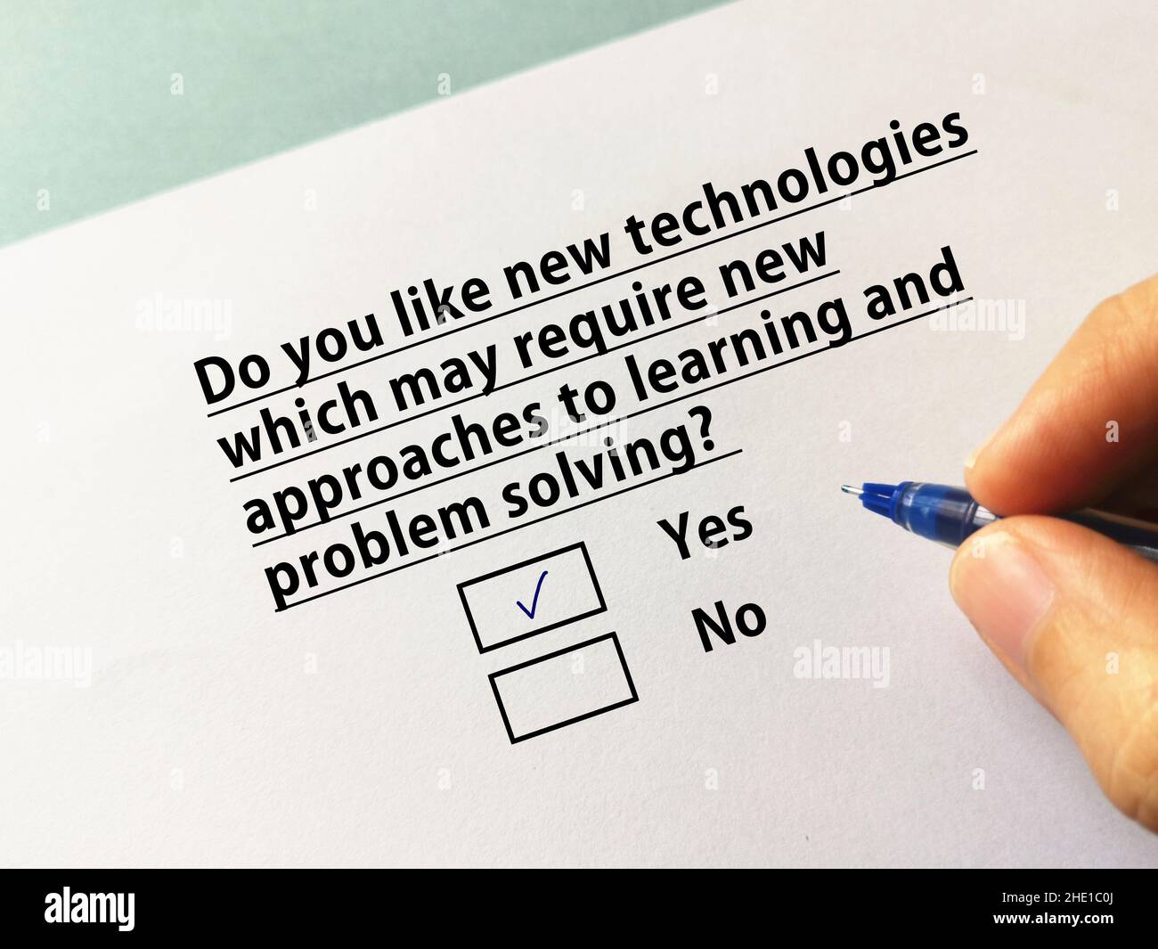 Une personne répond à une question sur l'apprentissage en ligne.La personne aime les nouvelles technologies qui peuvent nécessiter de nouvelles approches d'apprentissage et de sol problématique Banque D'Images