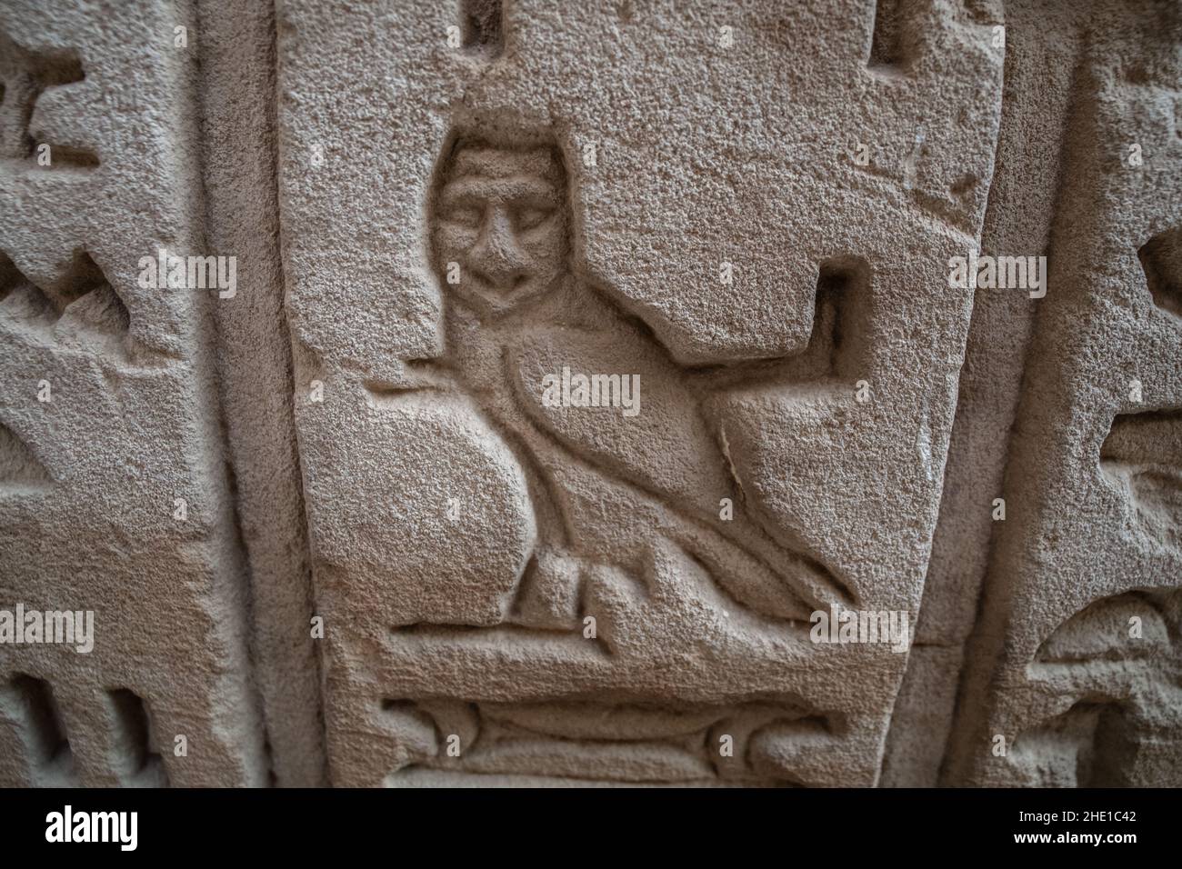 Un hiéroglyphe de hiéroglyphe d'égypte antique sur le temple du mur d'Horus à Edfu, en Égypte. Banque D'Images