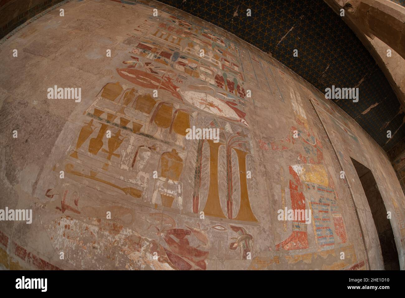 Une frise colorée sur les murs du temple du temple mortuaire d'Hatshepsuts en Égypte. Banque D'Images