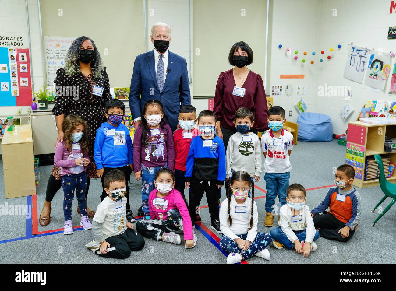 New Jersey, États-Unis.25th octobre 2021.Le président Joe Biden pose une photo avec les enseignants Katiane Drummond, à gauche, Victoria Alfaro et leur classe lors d'une visite du programme préscolaire à l'école élémentaire East End à North Plainfield, New Jersey, pour mettre en évidence l'élément pré-k universel de son meilleur agenda Build Back, le lundi 25 octobre 2021.Credit: Adam Schultz/Maison Blanche/ZUMA Press Wire Service/ZUMAPRESS.com/Alamy Live News Banque D'Images