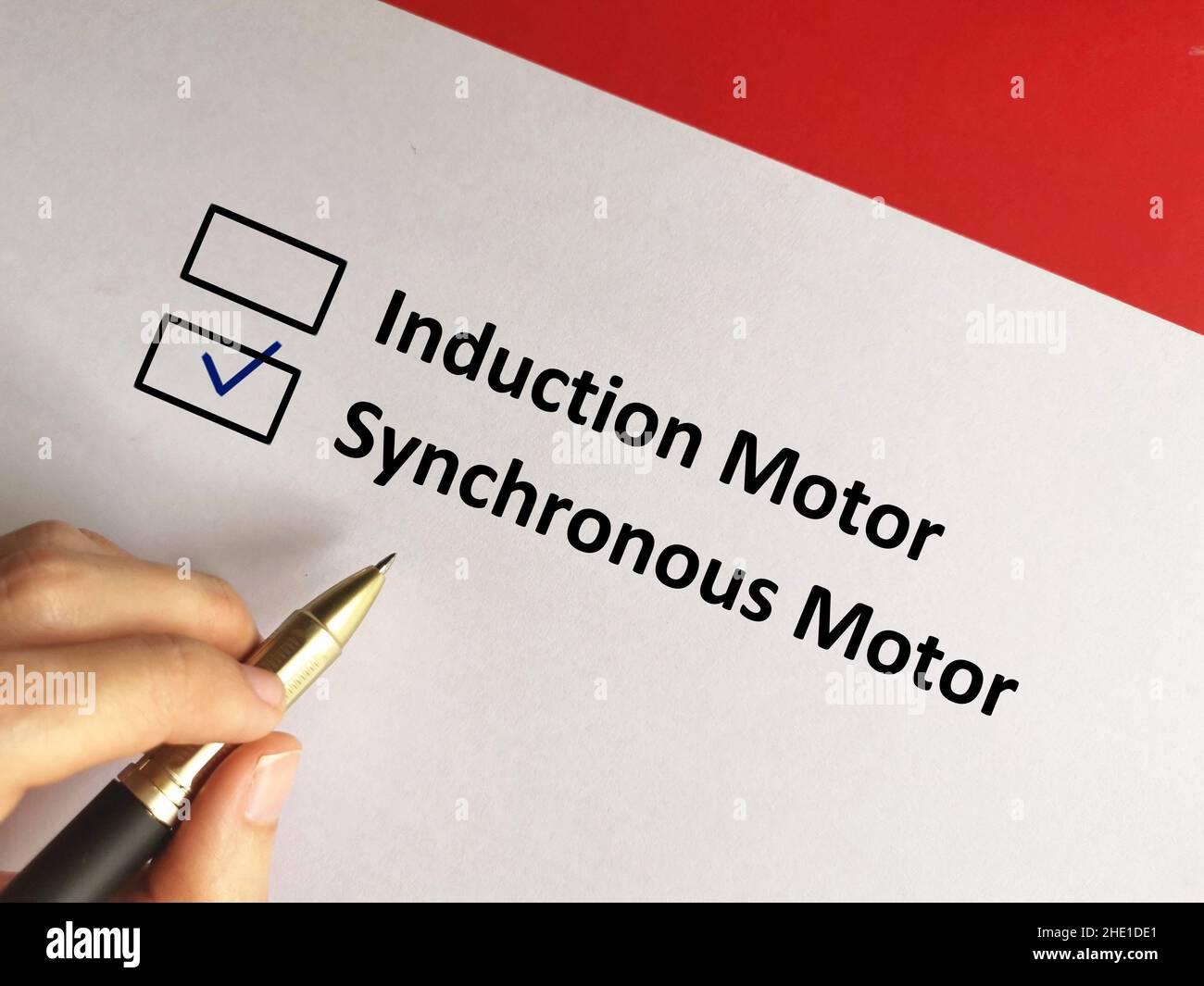 Une personne répond à la question.Il choisit le moteur synchrone. Banque D'Images