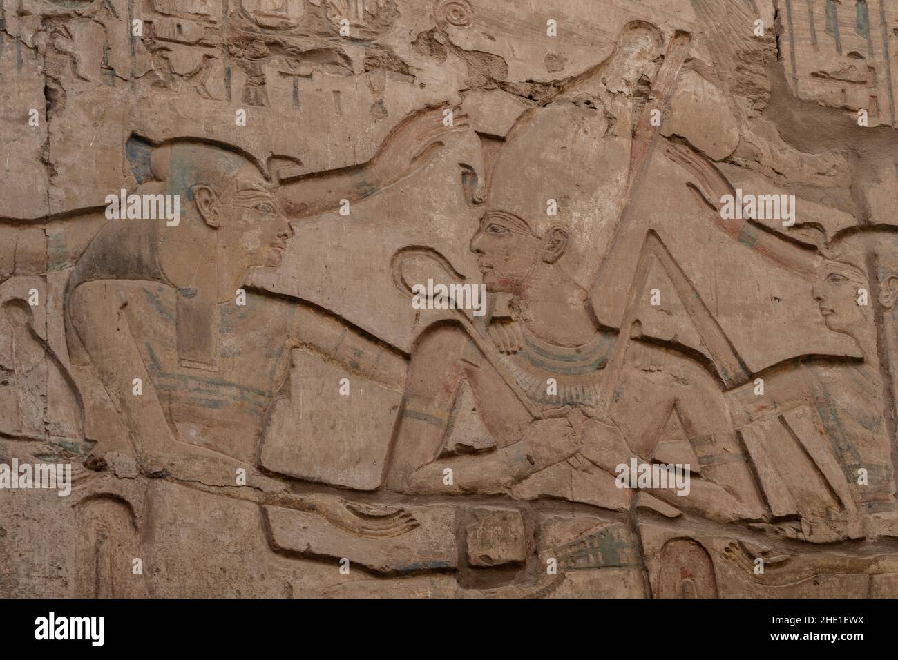Une sculpture de relief peinte remarquablement bien conservée d'un pharaon sur un mur du temple de Karnak, un site archéologique en Égypte. Banque D'Images