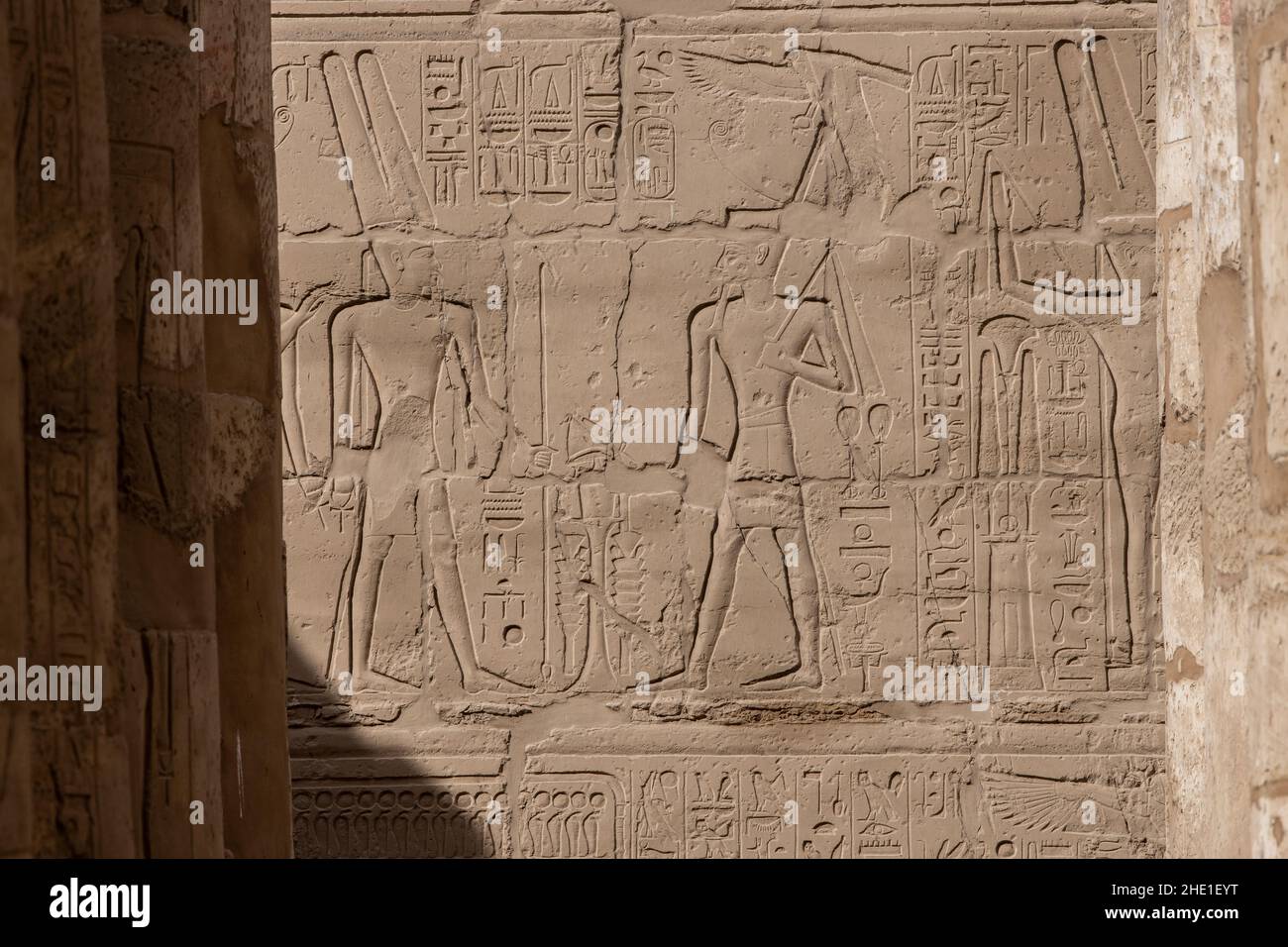 Une ancienne sculpture de relief égyptienne sculptée dans le mur du temple de Karnak, en Égypte. Banque D'Images