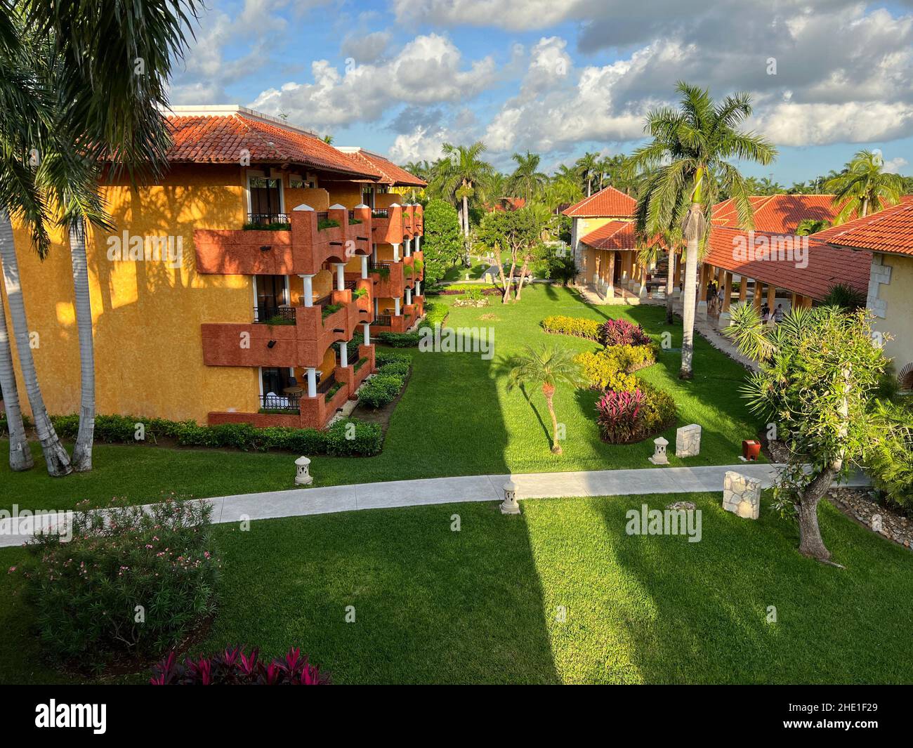 Riviera Maya, Quintana Roo, Mexique - 18 décembre 2021 : complexe tropical de luxe avec toits rouges entouré de palmiers.Photo aérienne de bea Banque D'Images