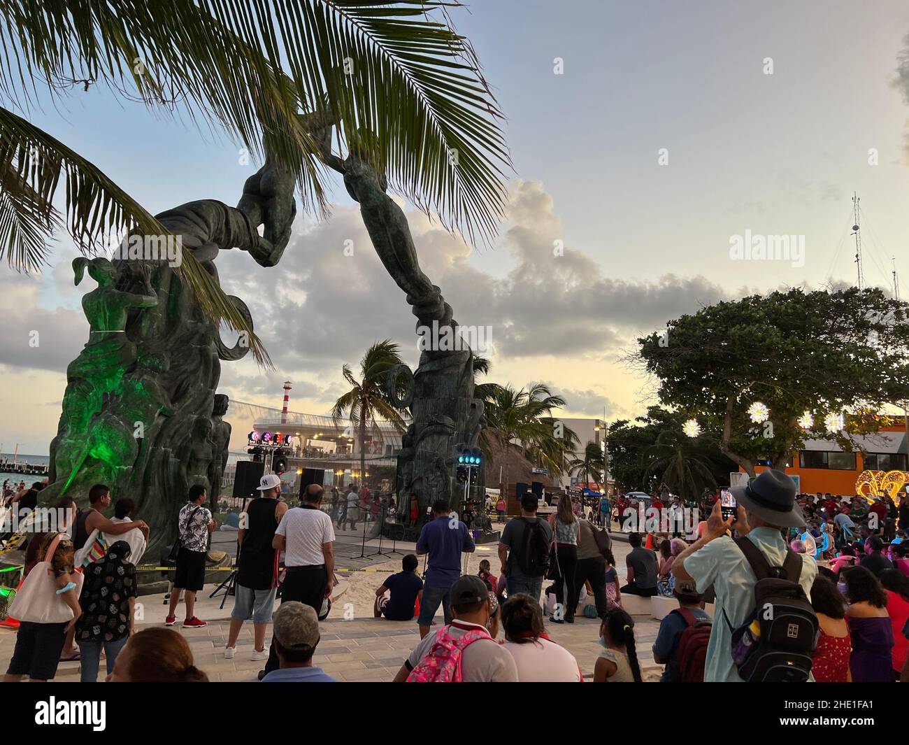 Playa del Carmen, Quintana Roo, Mexique - 17 décembre 2021 : rue animée de Playa del Carmen près de 5th Avenue.L'un des sites touristiques les plus fréquentés de Rivie Banque D'Images