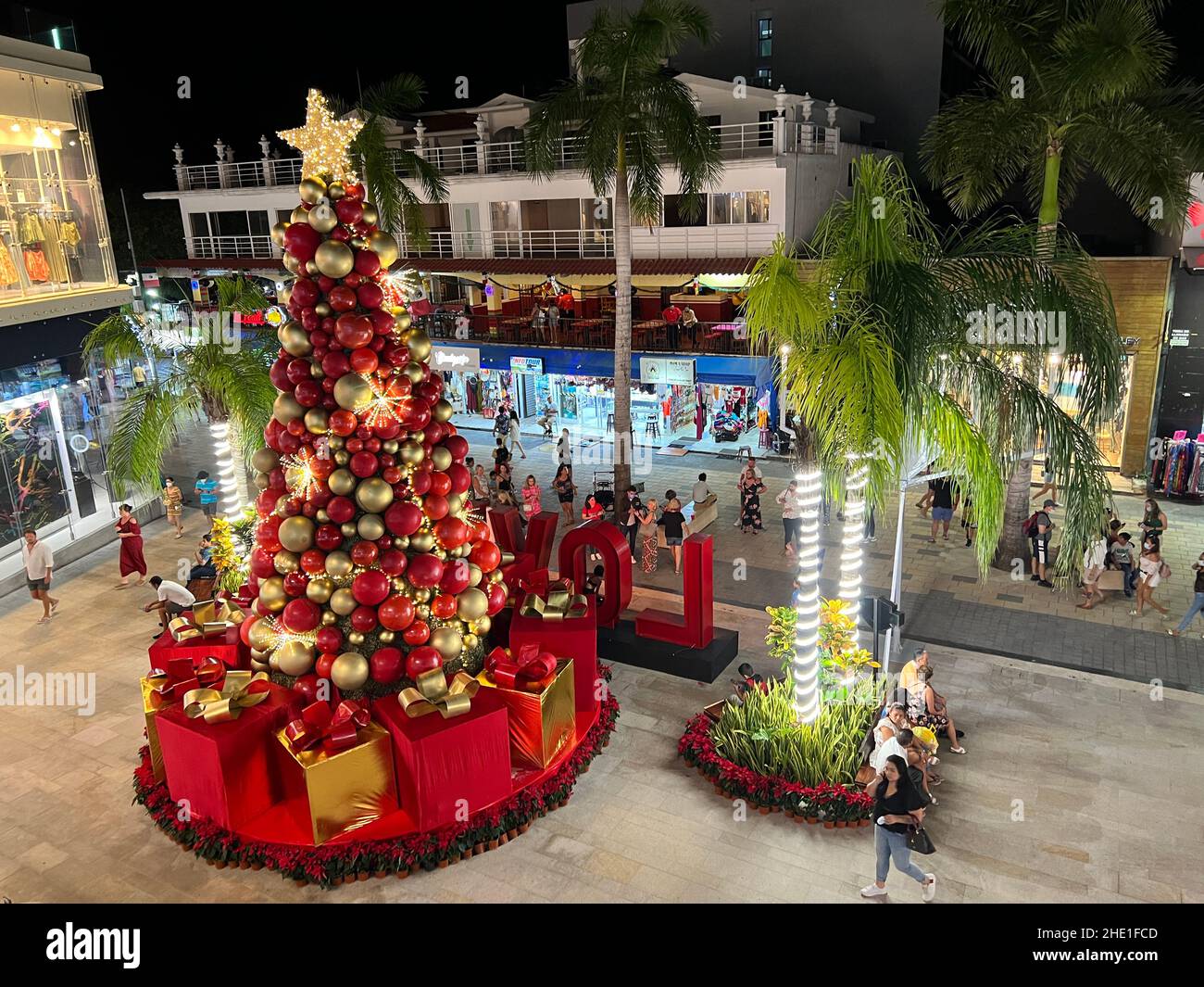 Playa del Carmen, Quintana Roo, Mexique - 17 décembre 2021 : centre commercial à Playa del Carmen.Zone commerçante populaire pour les touristes à Riviera Maya. Banque D'Images