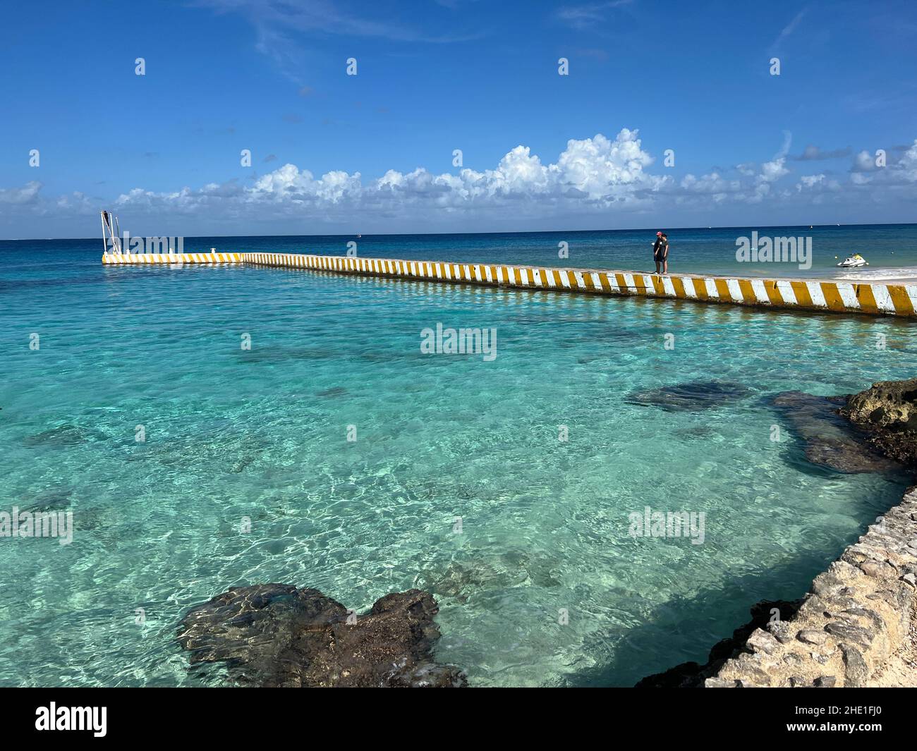 Cozumel, Quintana Roo, Mexique - 17 décembre 2021 : les gens nagent et font de la plongée en apnée dans une eau bleue cristalline parfaite au Mexique.Les touristes apprécient le beau Banque D'Images