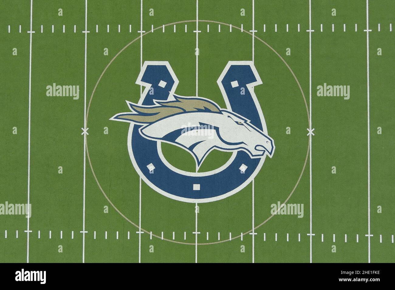 Une vue aérienne du terrain de football à l'école secondaire Vista Murrieta, le mardi 28 décembre 2021, à Murrieta,Calif. Banque D'Images