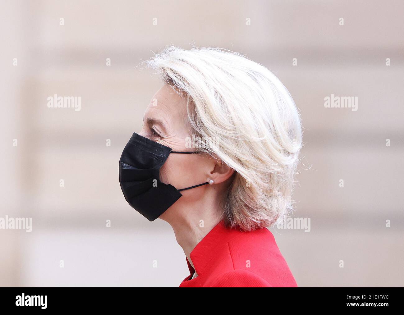 Paris, France.7th janvier 2022.Le président de la Commission européenne, Ursula von der Leyen, arrive au Palais de l'Elysée pour une rencontre avec le président français Emmanuel Macron à Paris, en France, le 7 janvier 2022.Le président français Emmanuel Macron a rencontré ici vendredi le président de la Commission européenne Ursula von der Leyen alors que la France assurait la présidence tournante du Conseil de l'Union européenne (UE) pendant six mois.Credit: Gao Jing/Xinhua/Alamy Live News Banque D'Images