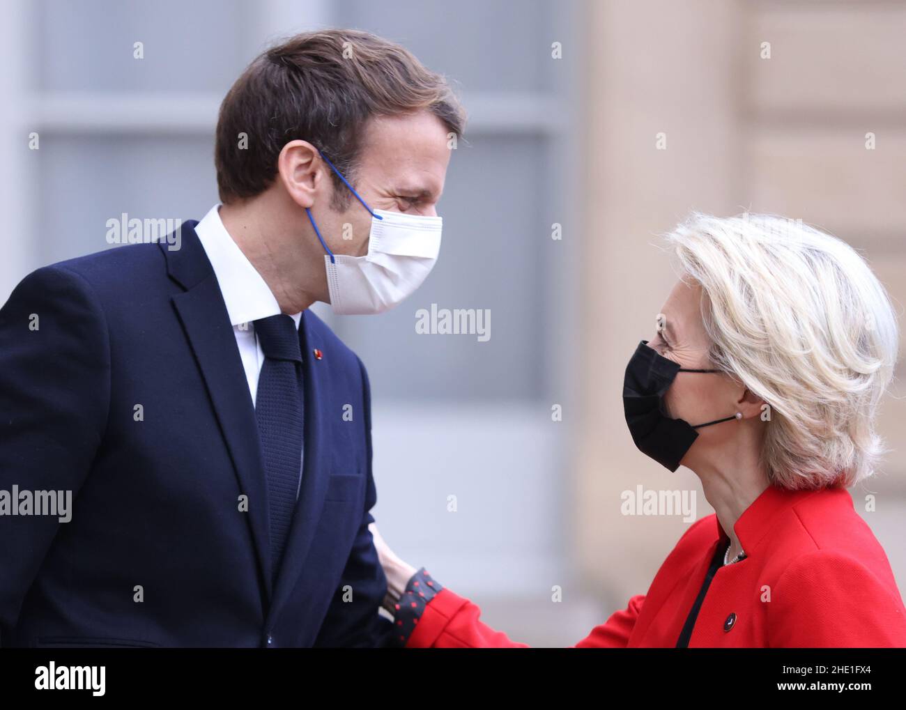 Paris, France.7th janvier 2022.Le président français Emmanuel Macron (L) souhaite la bienvenue au président de la Commission européenne Ursula von der Leyen avant leur rencontre au Palais de l'Elysée à Paris, en France, le 7 janvier 2022.Le président français Emmanuel Macron a rencontré ici vendredi le président de la Commission européenne Ursula von der Leyen alors que la France assurait la présidence tournante du Conseil de l'Union européenne (UE) pendant six mois.Credit: Gao Jing/Xinhua/Alamy Live News Banque D'Images