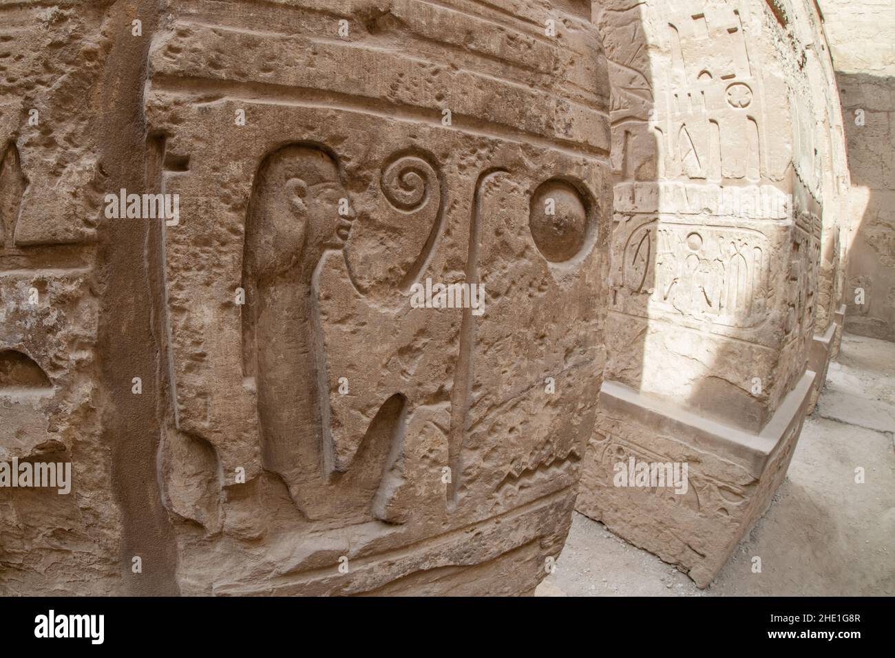 Une sculpture inhabituelle représentant un homme avec une barbe en spirale sur le mur du temple à Karnak, en Égypte. Banque D'Images