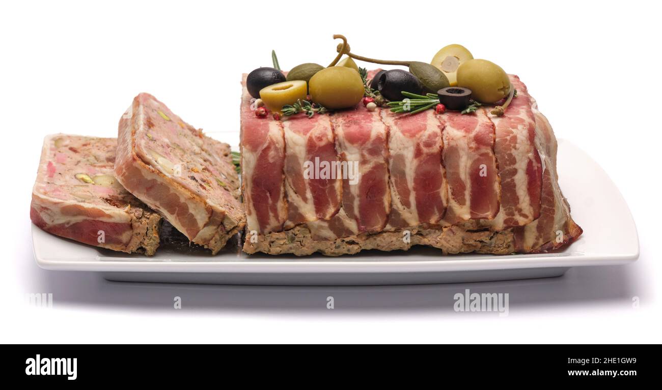 Terrine française traditionnelle recouverte de bacon isolé sur fond blanc Banque D'Images