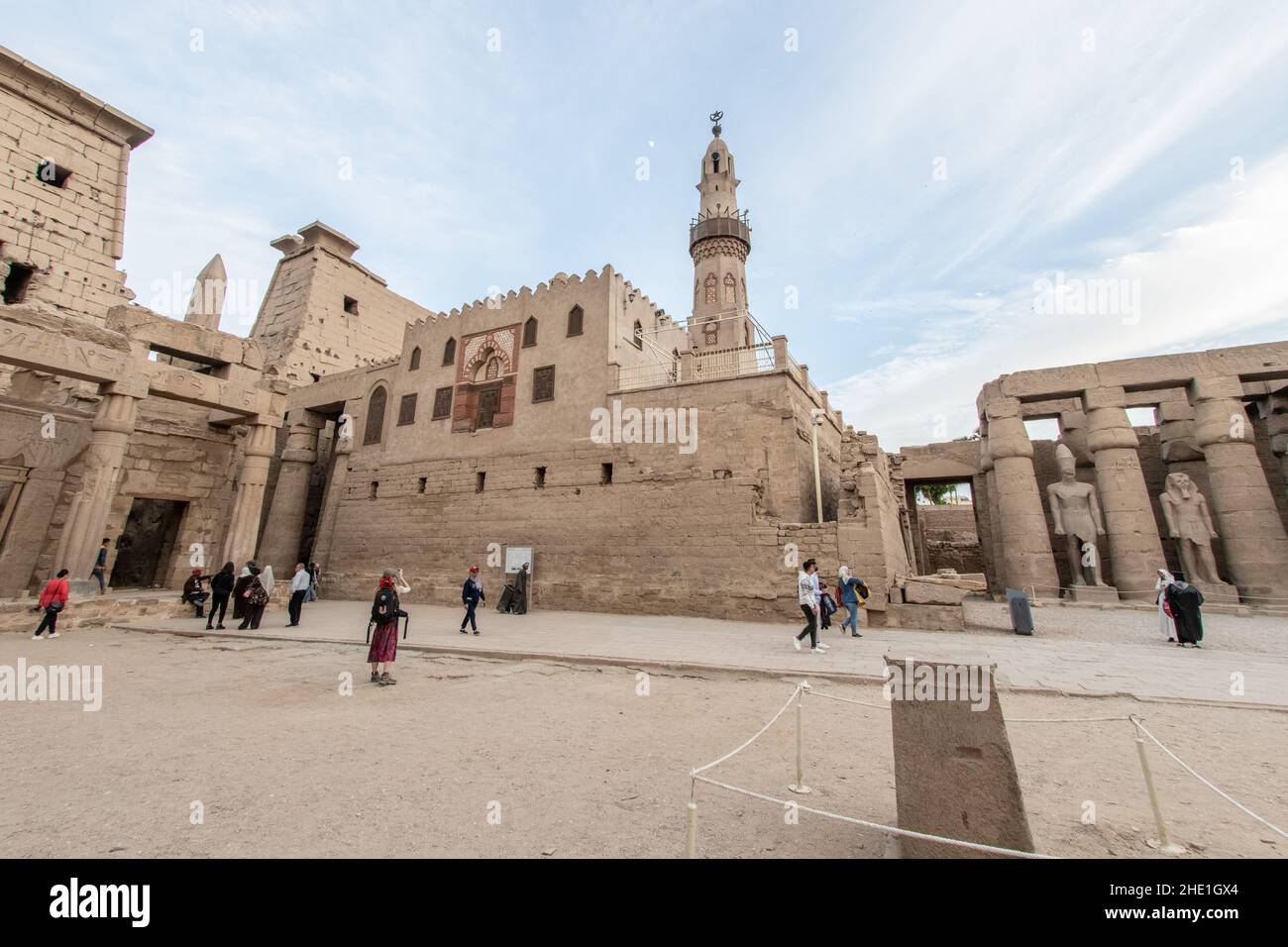 Une mosquée active dans le site archéologique du temple de Louxor en Égypte. Banque D'Images
