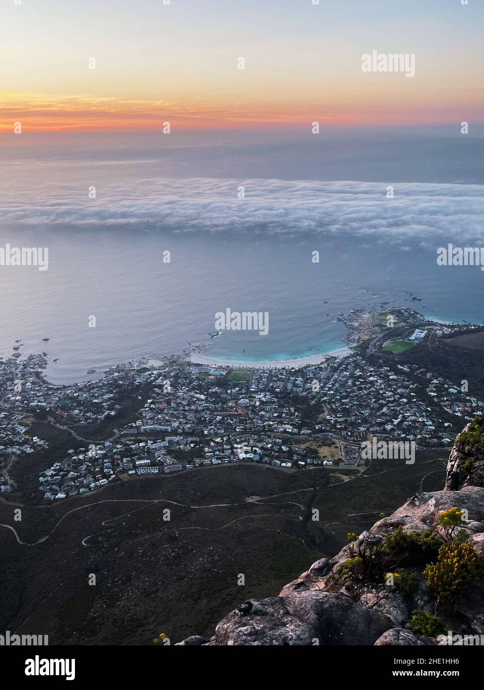 Vue d'en haut sur la ville.Océan avec nuages au coucher du soleil. Banque D'Images