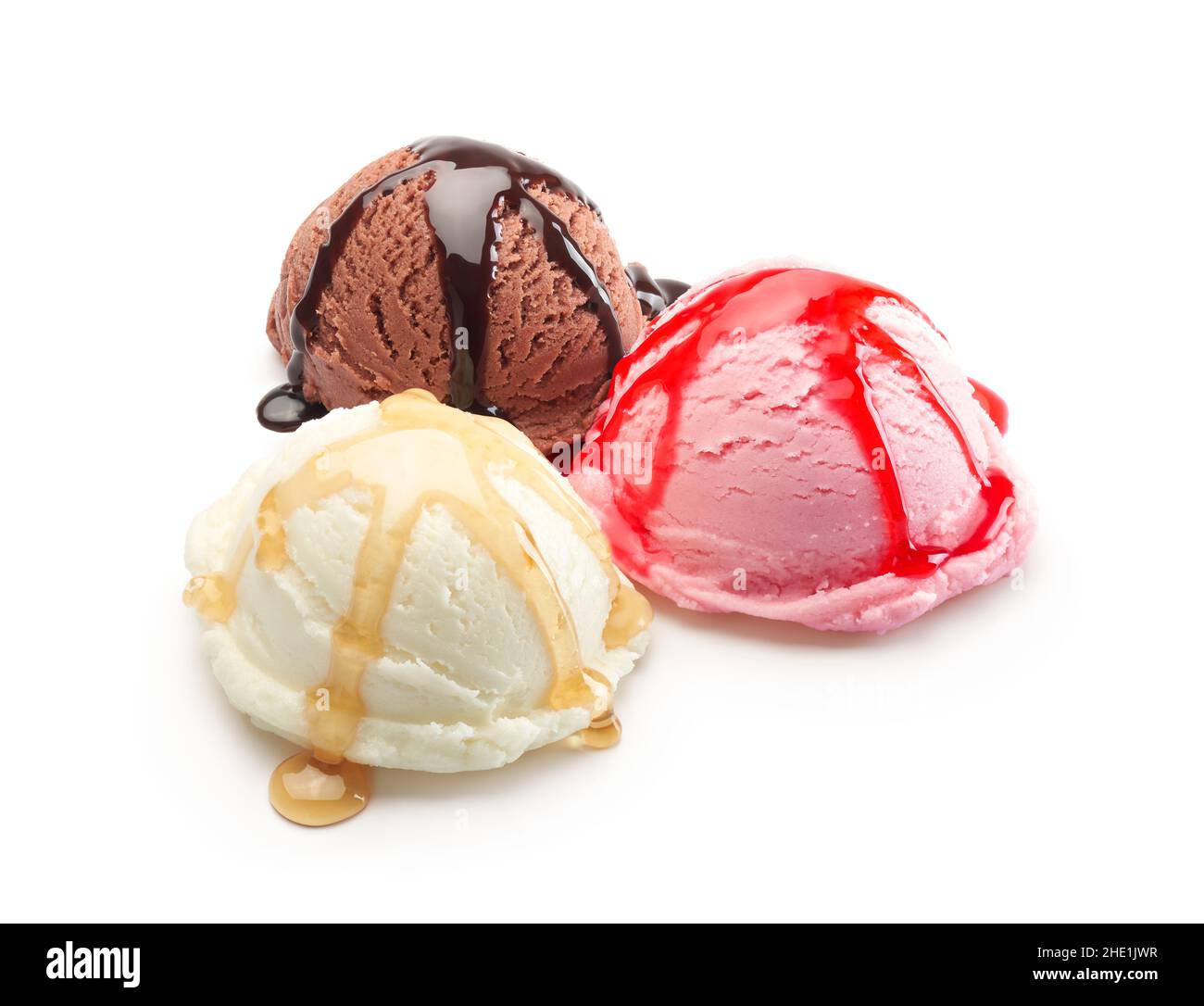 La crème glacée à la vanille, au chocolat et à la fraise se ramasse avec du sirop isolé sur du blanc Banque D'Images