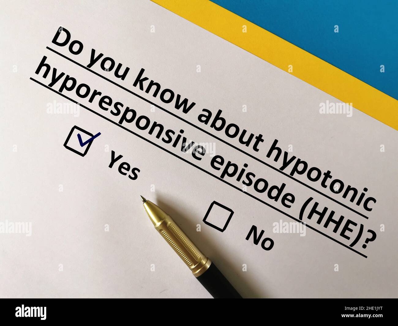 Une personne répond à une question sur les vaccins.Il connaît l'épisode hypotonique hyporesponsif (HHE) Banque D'Images