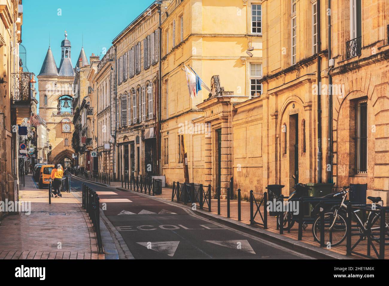 Bordeaux, France - 24 mai 2020 : vue sur la rue d'un bâtiment typique et la grosse cloche ou la Grande cloche de Bordeaux, France Banque D'Images