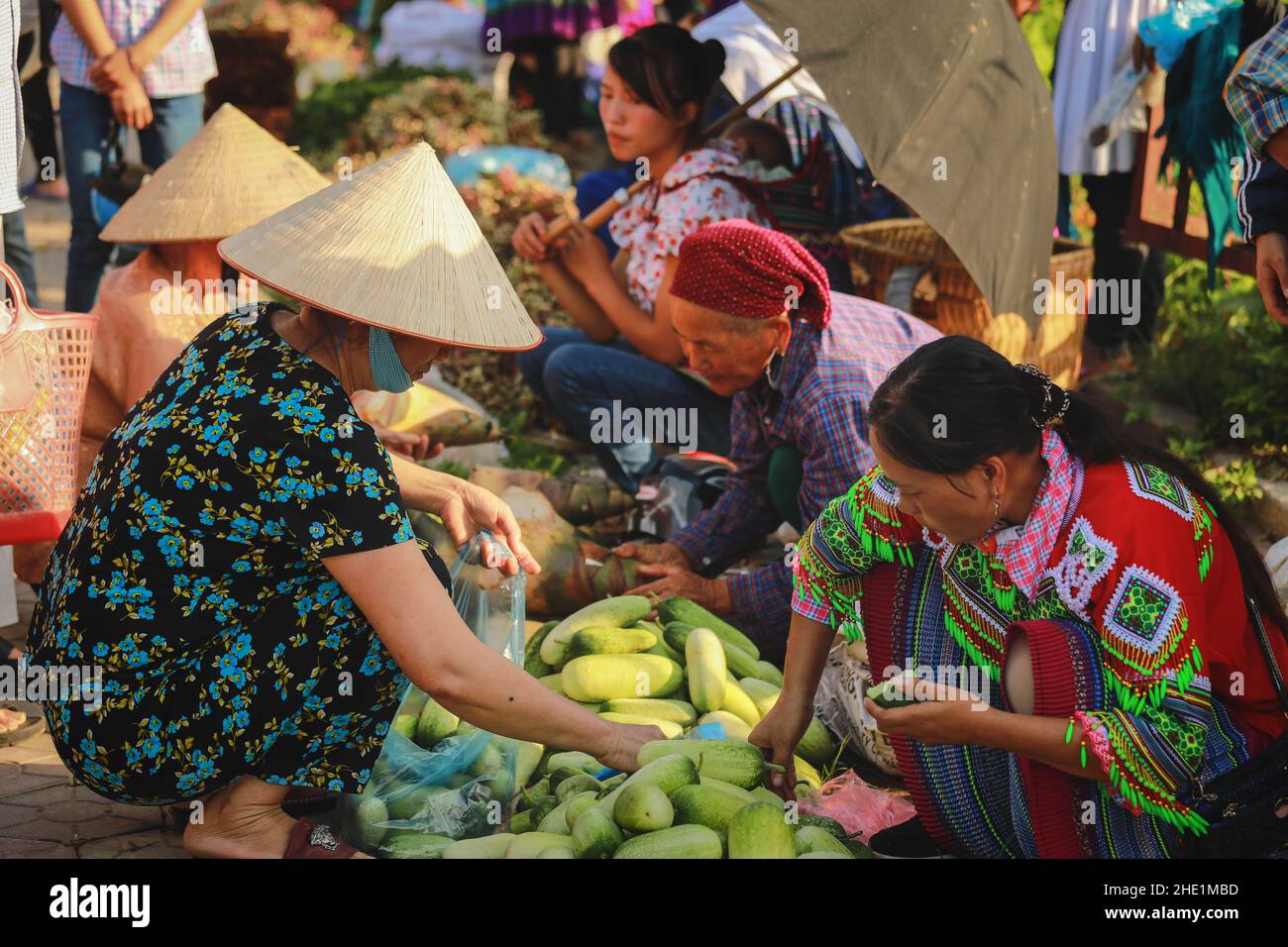 Bac ha, Vietnam - 7 juillet 2019 : attention sélective sur l'achat de légumes vietnamiens au marché de bac Ha, bac Ha est le marché de la tribu des collines dans le nord du Vietnam Banque D'Images