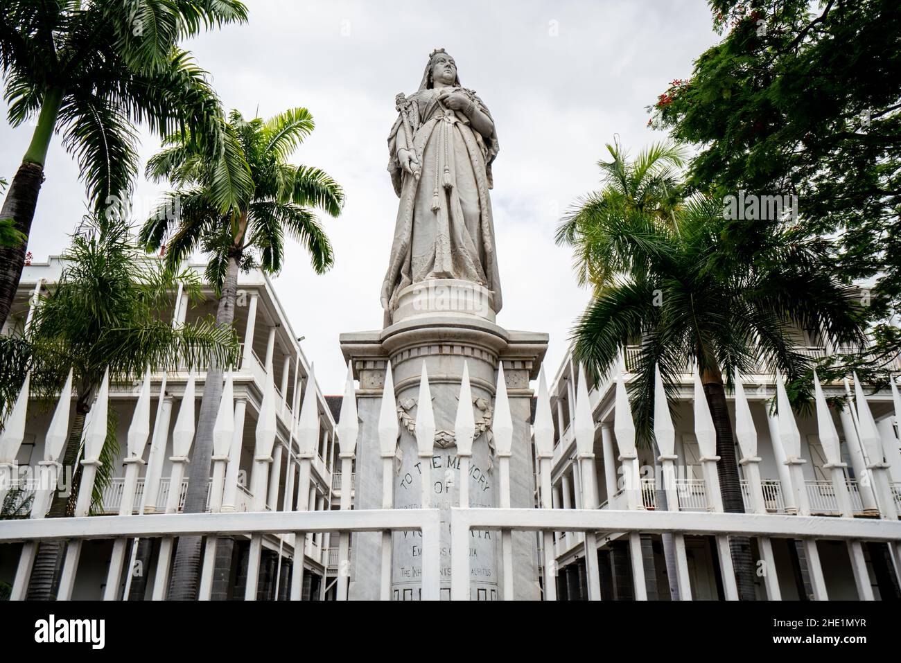 Maison du gouvernement à Port Louis, la capitale de l'île Maurice. Construit par les Français dans un style colonial, les Britanniques ont mis en place une statue de la reine Victoria Banque D'Images