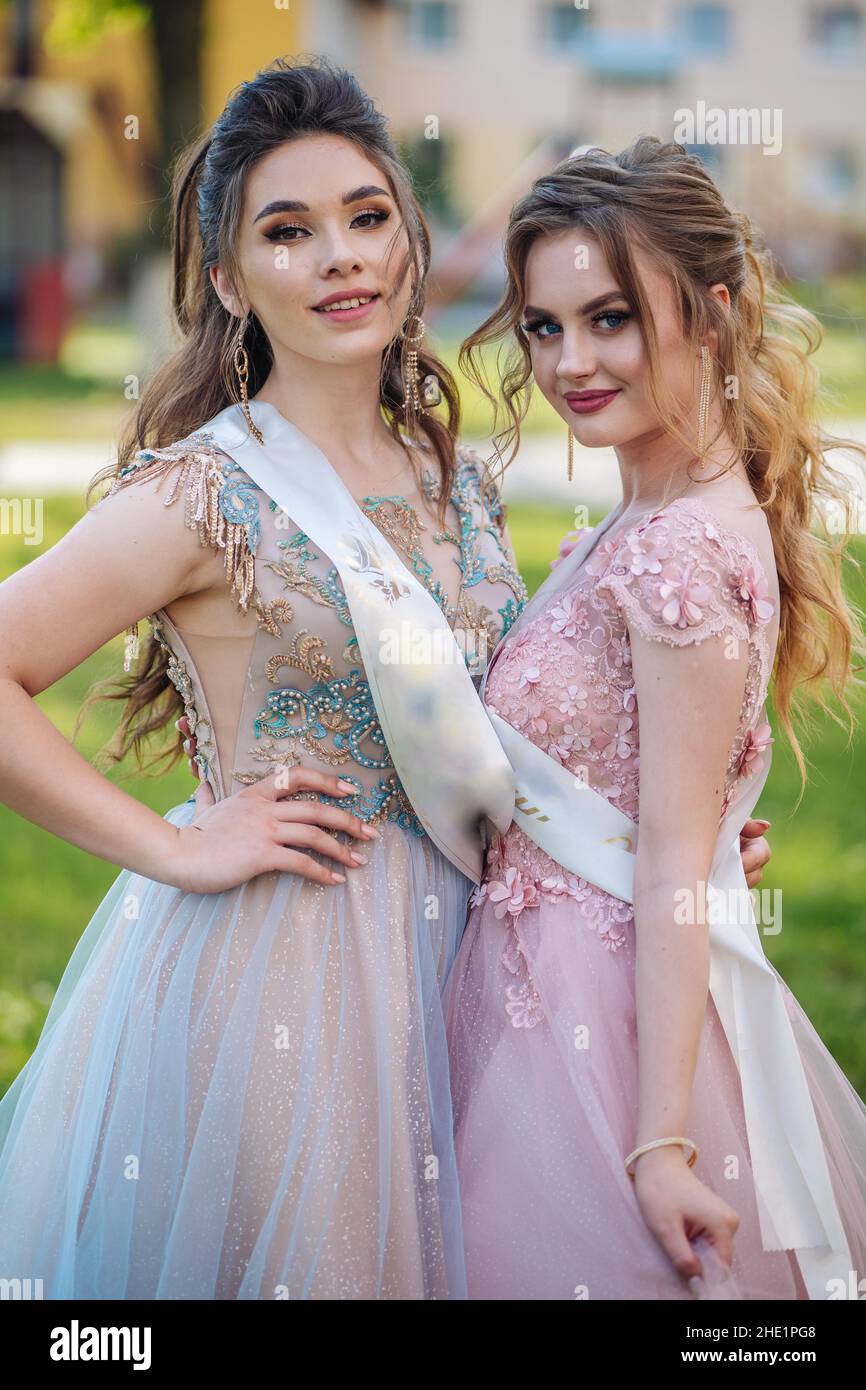 Belles filles d'école en robe au bal à l'école. Banque D'Images