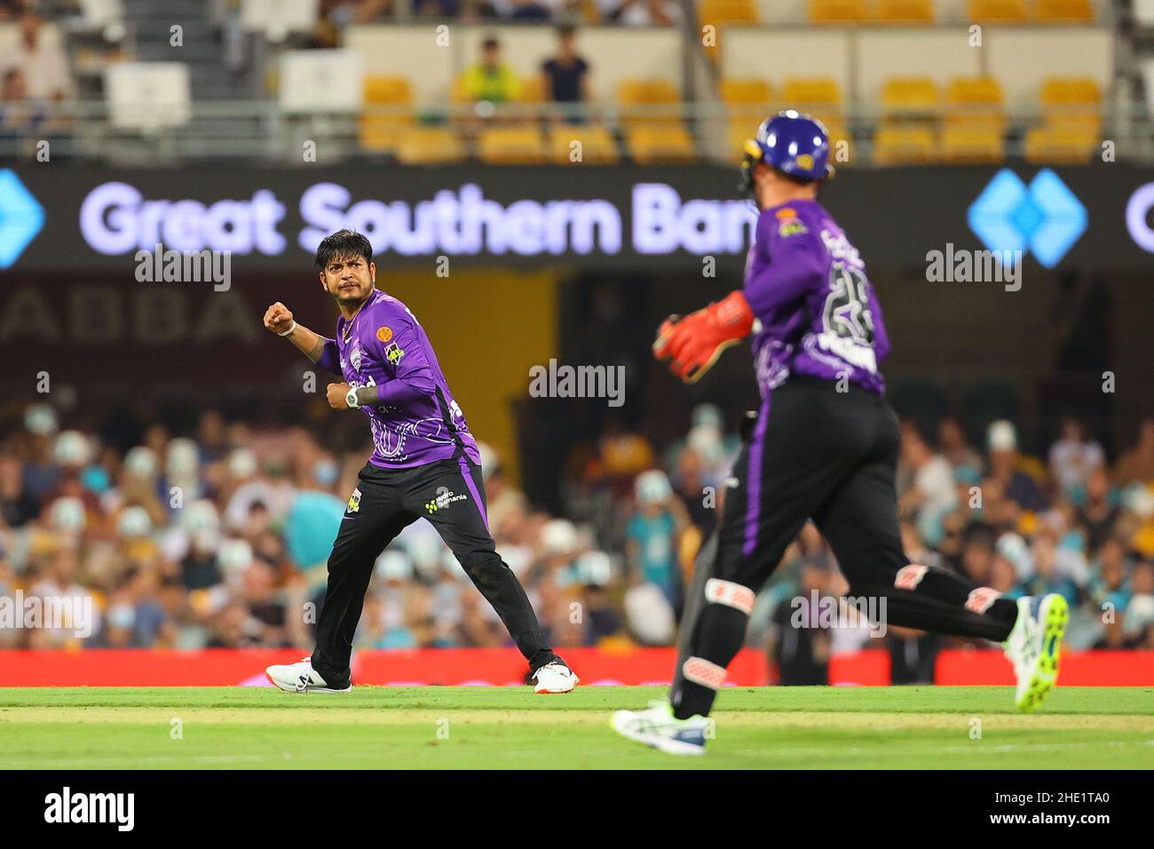 Brisbane, Royaume-Uni.08th janvier 2022.Sandeep Lamichhane des ouragans de Hobart prend la porte de Jack Wood de la chaleur de Brisbane et fête/ Jack Wood de la chaleur de Brisbane sort du champ. À Brisbane, Royaume-Uni, le 1/8/2022.(Photo de Patrick Hoelscher/News Images/Sipa USA) crédit: SIPA USA/Alay Live News Banque D'Images