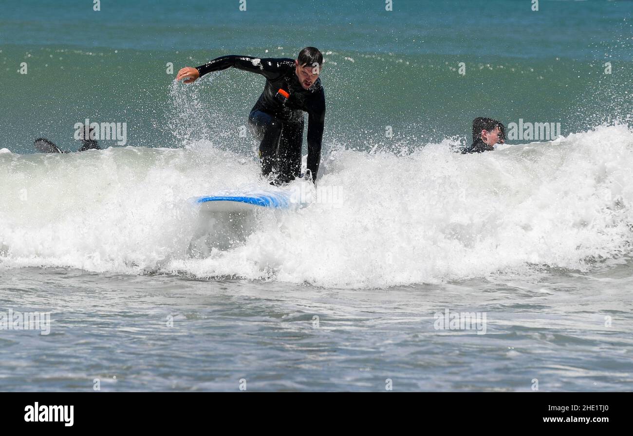 Wellington, Nouvelle-Zélande.8th janvier 2022.Les gens surfent à la baie Lyall de Wellington, capitale de la Nouvelle-Zélande, le 8 janvier 2022.Credit: Guo Lei/Xinhua/Alay Live News Banque D'Images