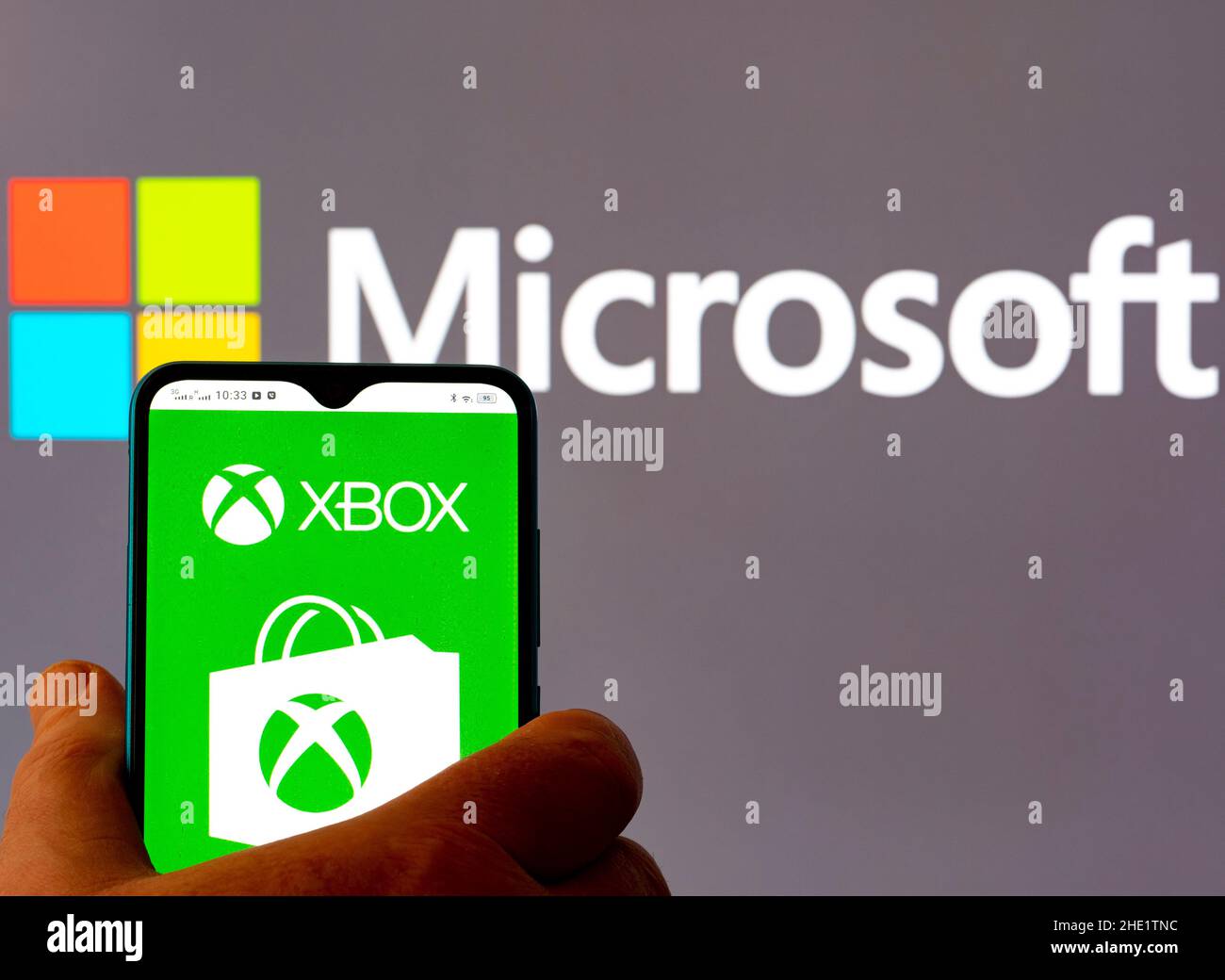 Dans cette illustration, le logo Microsoft Xbox s'affiche sur un smartphone  Photo Stock - Alamy