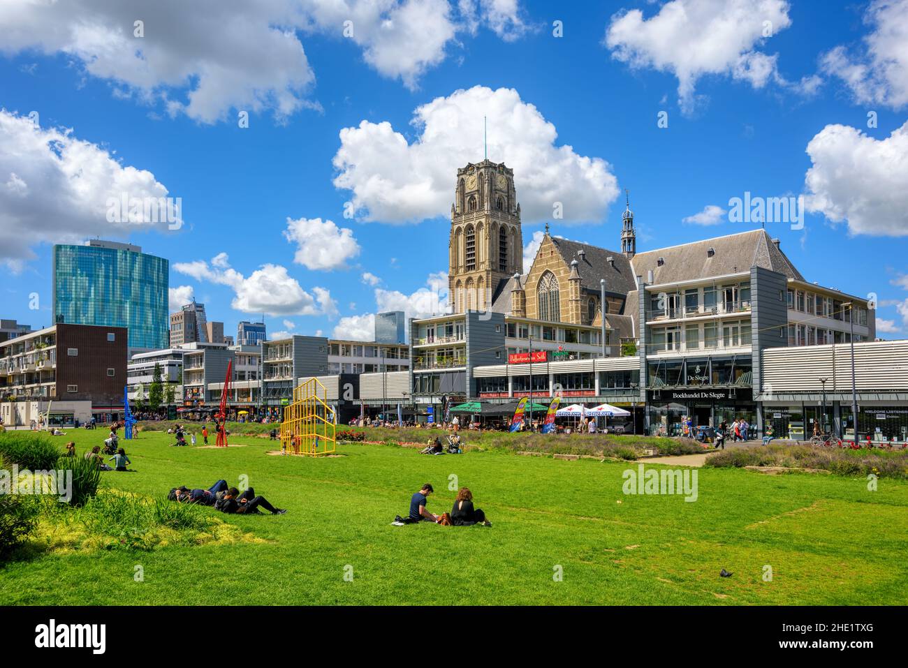 Rotterdam, pays-Bas - 20 juillet 2020 : pelouse verte avec vue sur l'église Laurenskerk est un lieu de loisirs populaire dans le centre-ville de Rotterdam, dans le sud de la H Banque D'Images