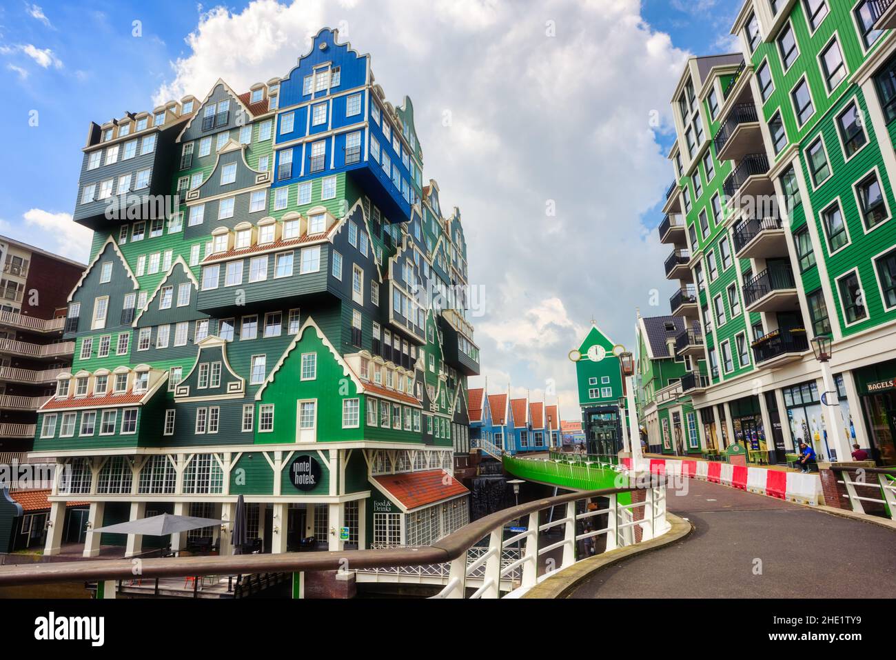 Zaandam, pays-Bas - 18 juillet 2020 : la ville de Zaandam, connue pour son architecture contemporaine inspirée par la tradition, est une destination populaire d'une journée de voyage f Banque D'Images