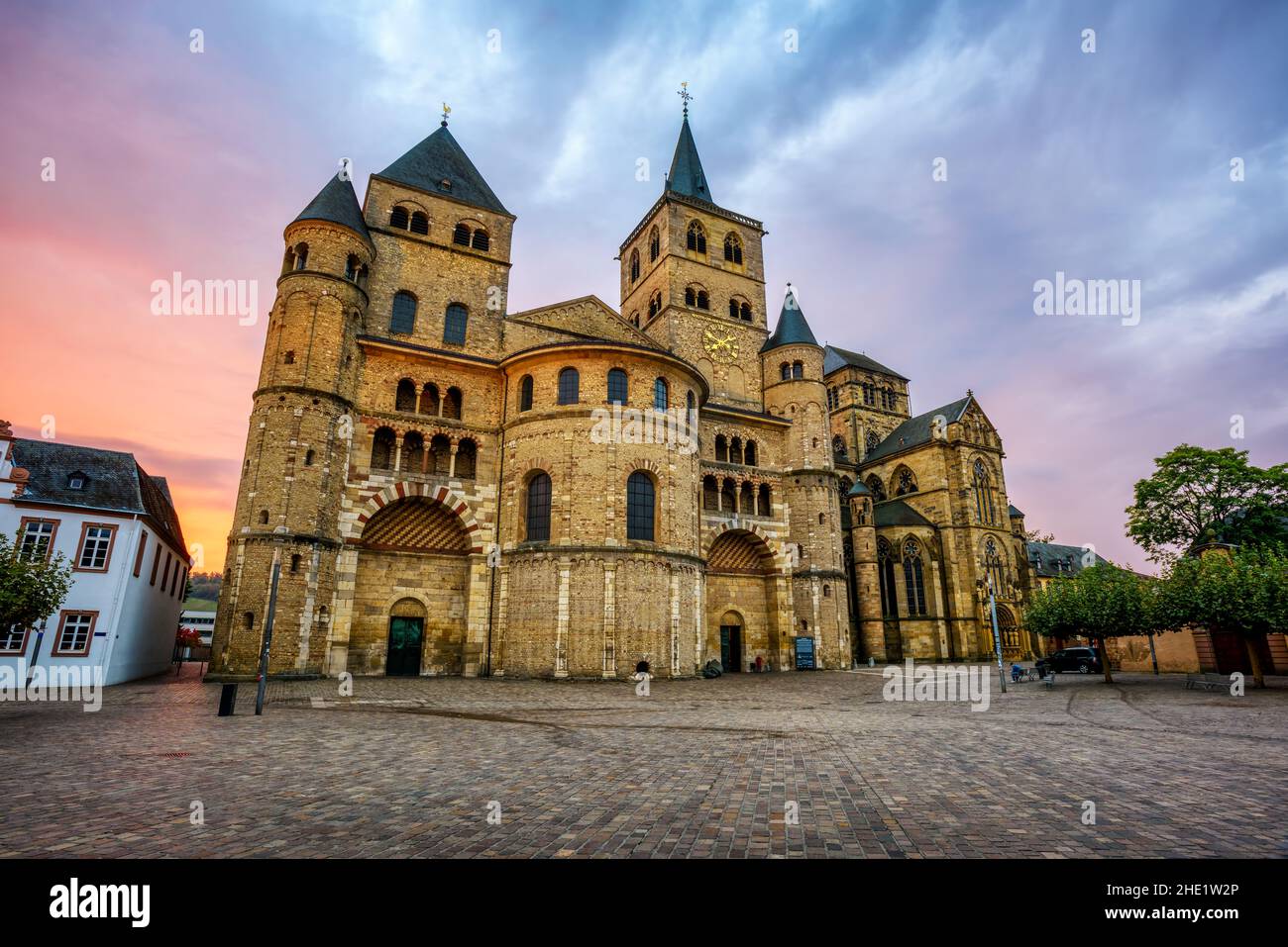 La cathédrale Saint-Pierre de Trèves, la plus ancienne église d'Allemagne, est un site classé au patrimoine mondial de la culture de l'UNESCO Banque D'Images La cathédrale Saint-Pierre de Trèves, la plus ancienne église d'Allemagne, est un site classé au patrimoine mondial de la culture de l'UNESCO Banque D'Images