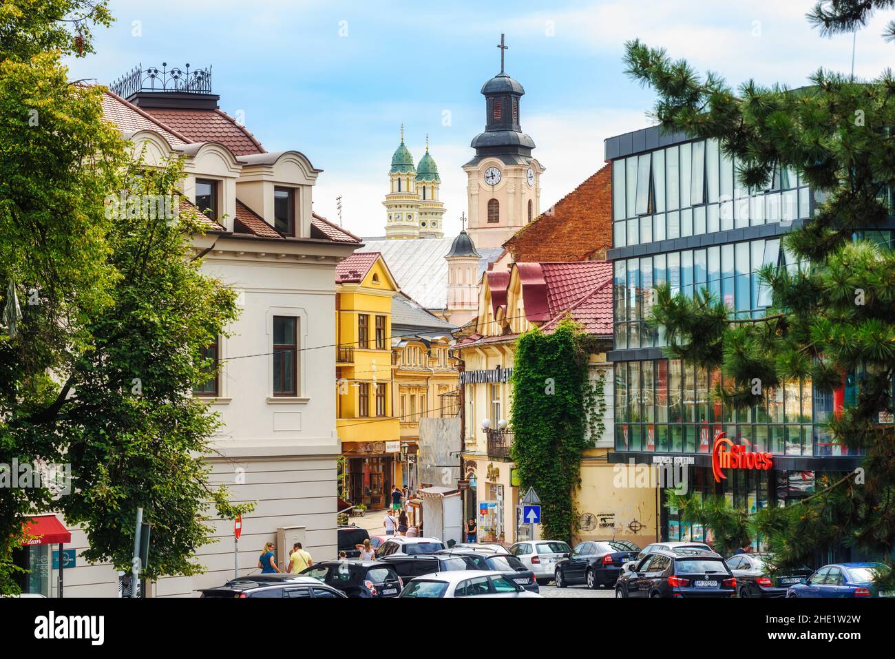 Uzhgorod, Ukraine - 27 juillet 2019 : architecture moderne et historique dans la vieille ville d'Uzhgorod, Ukraine, vue sur les tours du ch catholique romain Banque D'Images