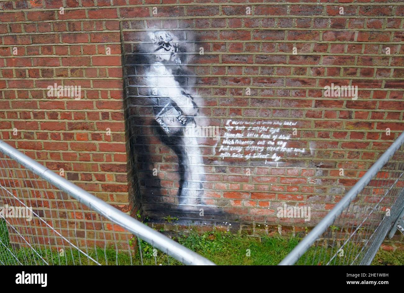 L'escrime enferme une nouvelle œuvre d'art qui est apparue sur le mur de la prison de lecture classée Grade-II à Reading, Berkshire.Date de la photo: Samedi 8 janvier 2022. Banque D'Images