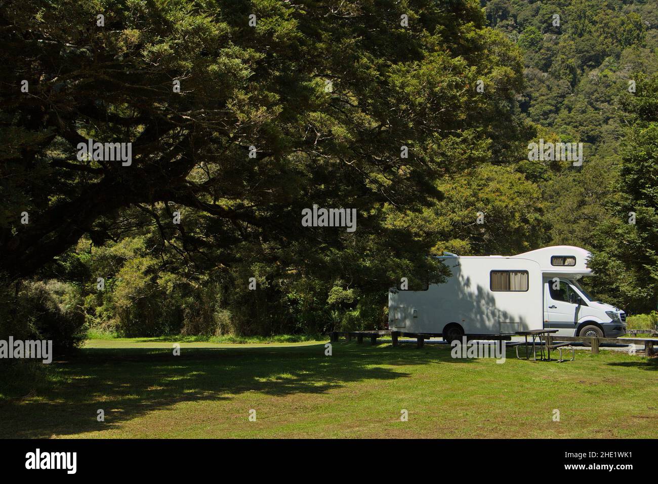 Terrain de camping agréable à plat sur la côte ouest de l'île du Sud de la Nouvelle-Zélande Banque D'Images